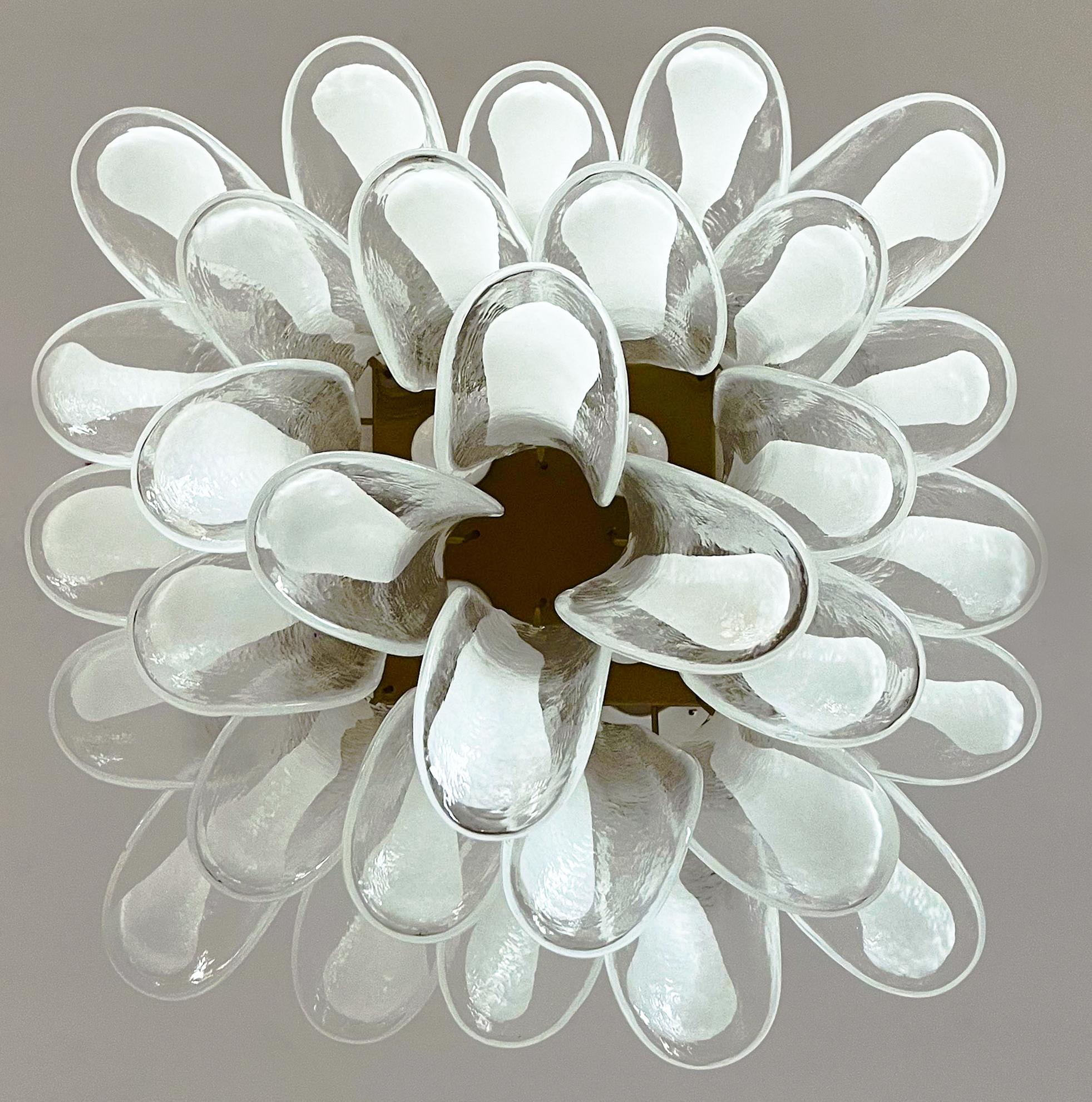 Beautiful Murano ceiling lamp - 32 lattimo and clear glass petals For Sale 4