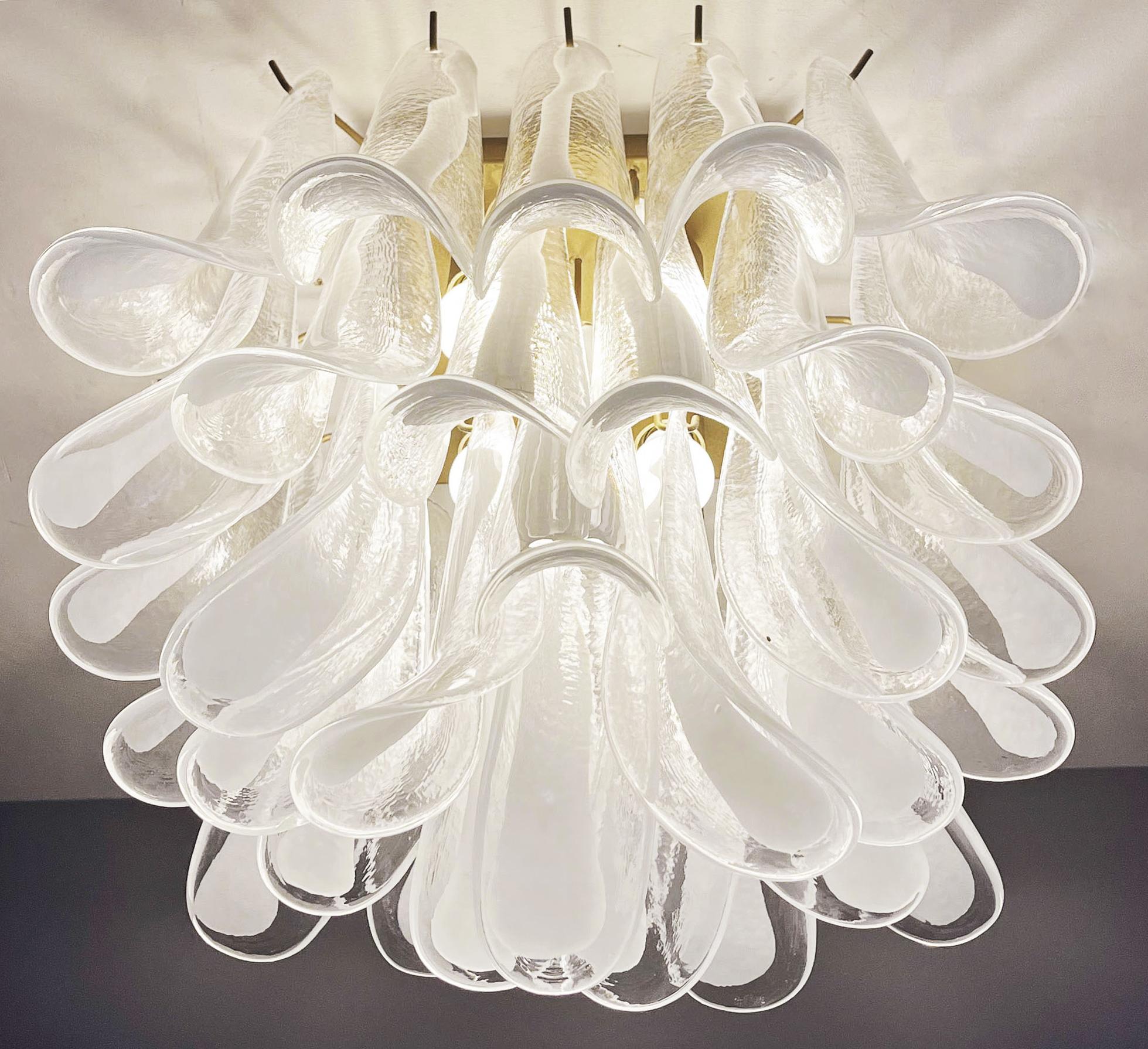 Beautiful Murano ceiling lamp - 32 lattimo and clear glass petals In Good Condition For Sale In Budapest, HU
