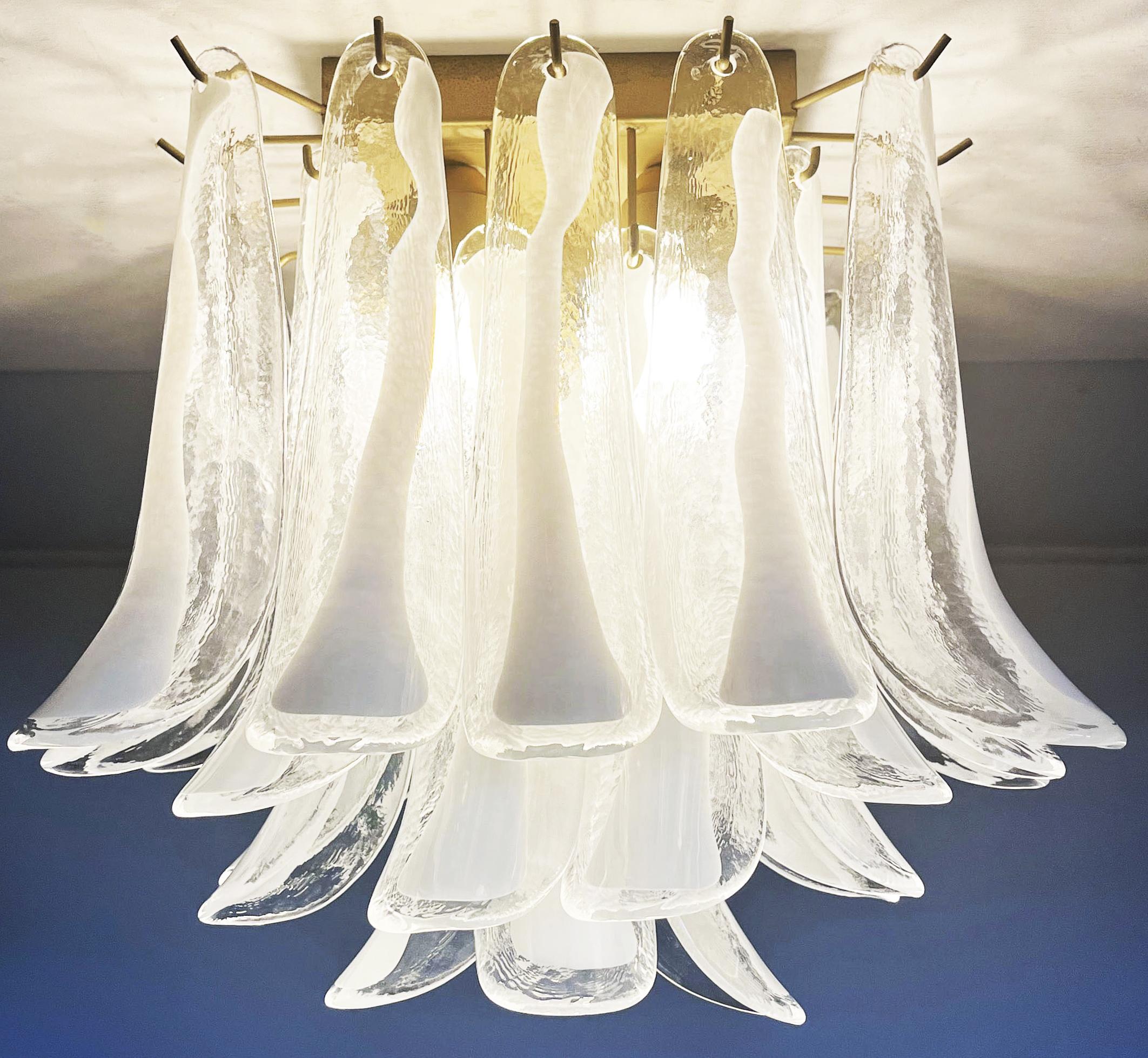Beautiful Murano ceiling lamp - 32 lattimo and clear glass petals For Sale 1