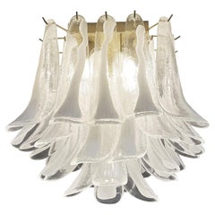Beautiful Murano ceiling lamp - 32 lattimo and clear glass petals