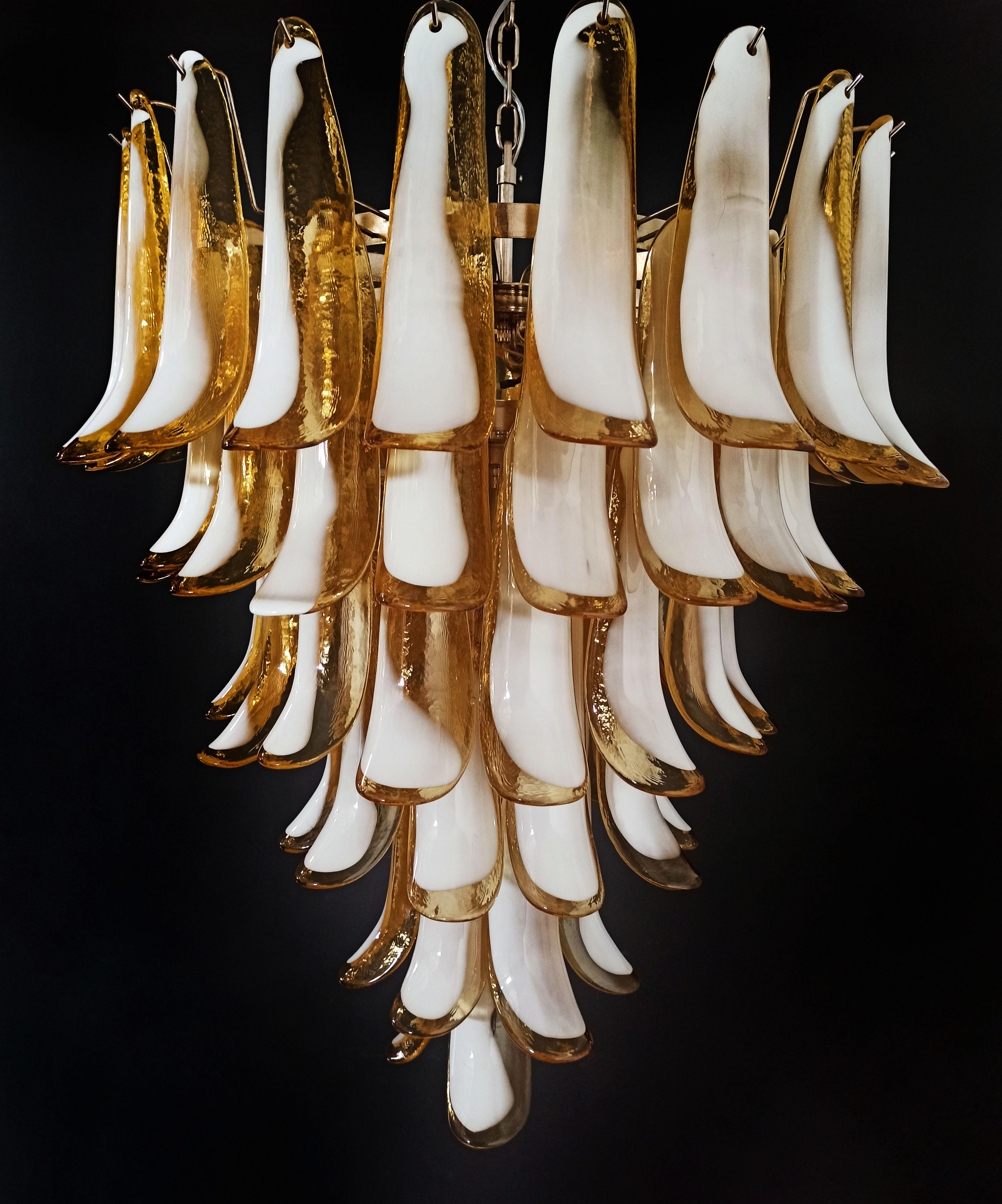 Magnifique lustre de Murano à la manière de Mazzega - 75 pétales de verre Caramel en vente 3