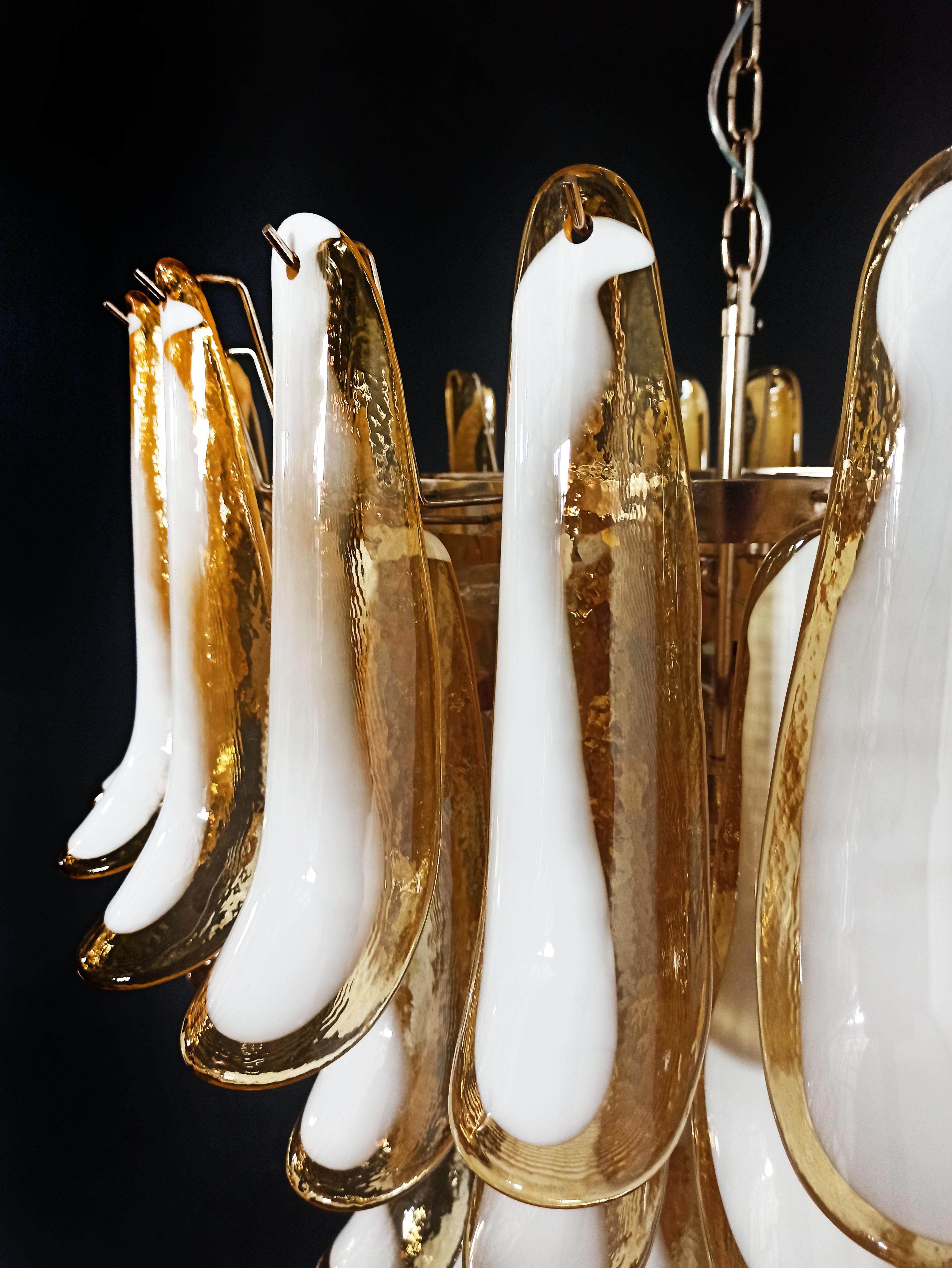 Verre d'art Magnifique lustre de Murano à la manière de Mazzega - 75 pétales de verre Caramel en vente