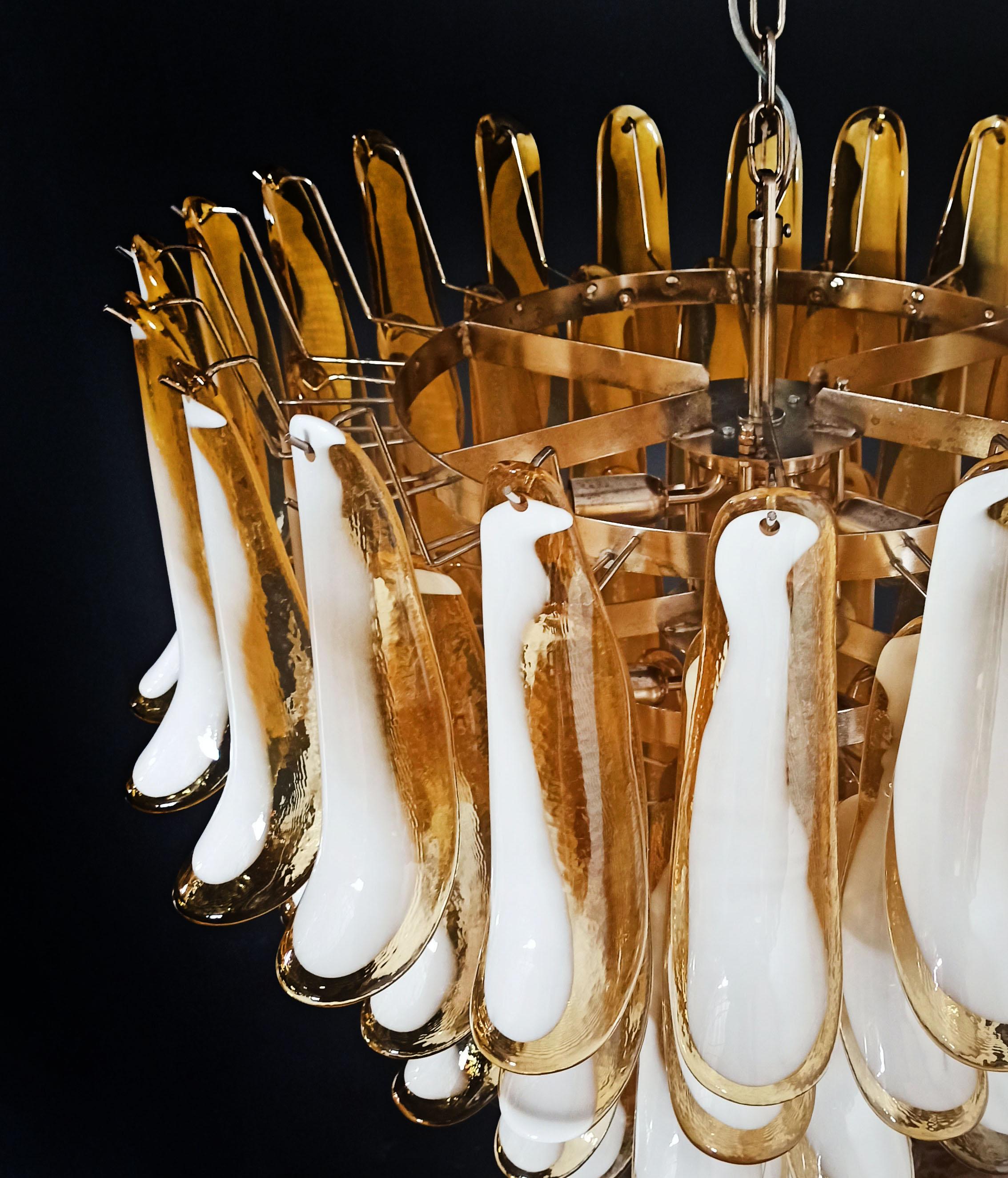 Magnifique lustre de Murano à la manière de Mazzega - 75 pétales de verre Caramel en vente 2