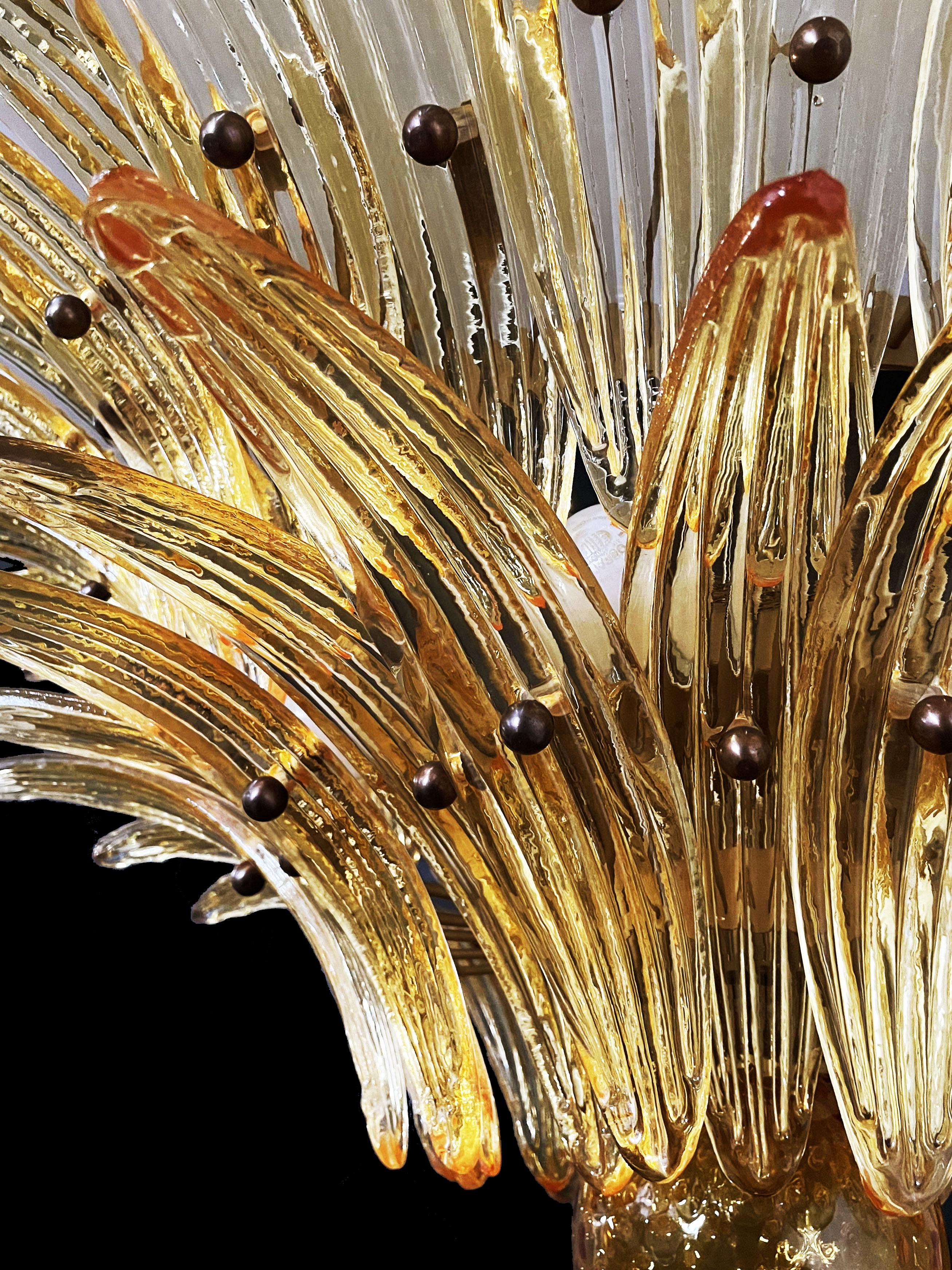 
Luxuriöser und echter Murano-Glas-Kronleuchter. HANDGEFERTIGT IN MURANO. Es besteht aus 58 Murano-Bernsteingläsern in einem goldenen Metallrahmen. Der Kronleuchter hat auch eine Murano-Glaskugel am Ende der Lampe. Murano mundgeblasenes Glas nach