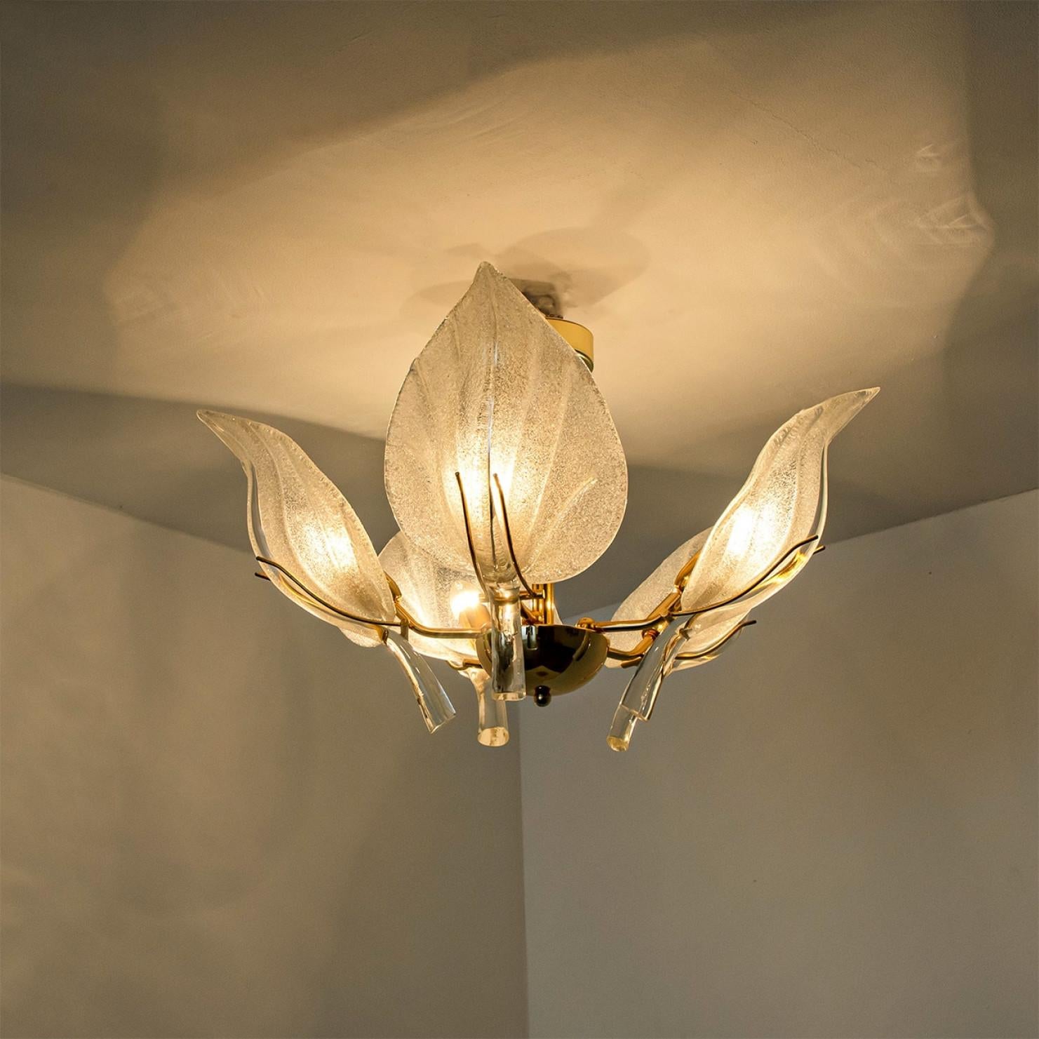 Bellissimo lampadario in vetro di Murano e foglie d'ottone, anni '60 in vendita 8