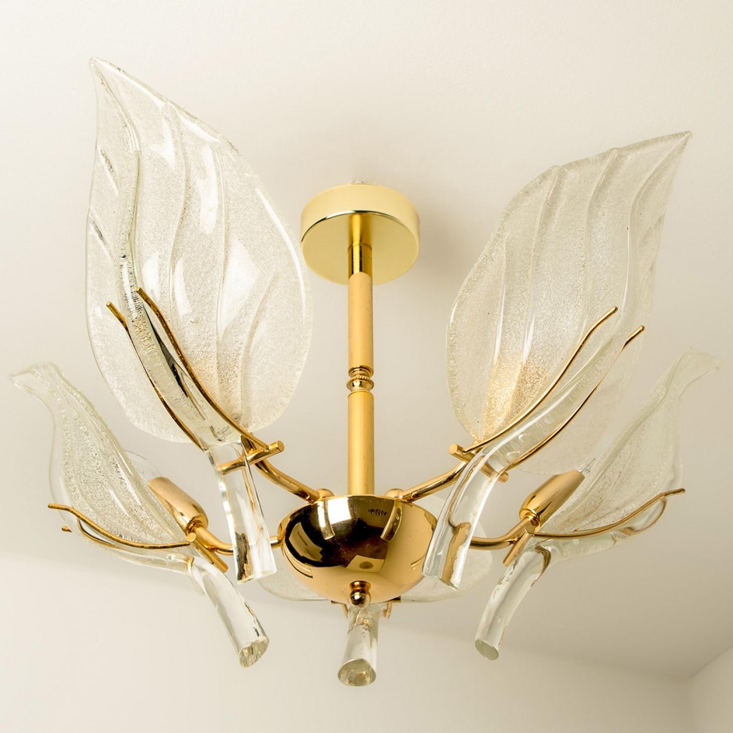 Beautiful and elegant hand blown Murano glass chandelier. Made around the 1960s. This light fixture consists of five hand blown Murano glass leafs. Mounted on an brass frame. The leaves refract the light beautifully. This chandelier fills the room