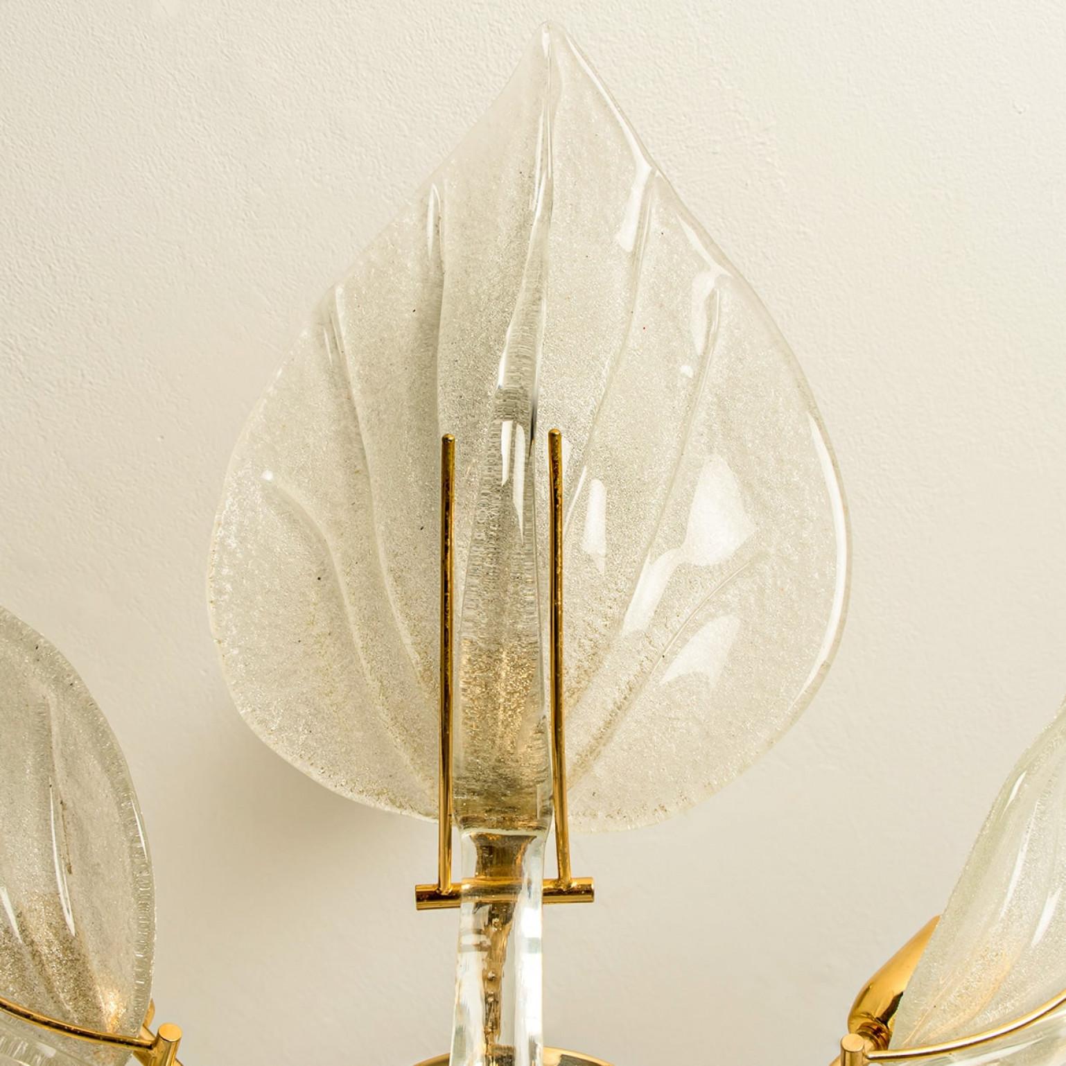 Italiano Bellissimo lampadario in vetro di Murano e foglie d'ottone, anni '60 in vendita