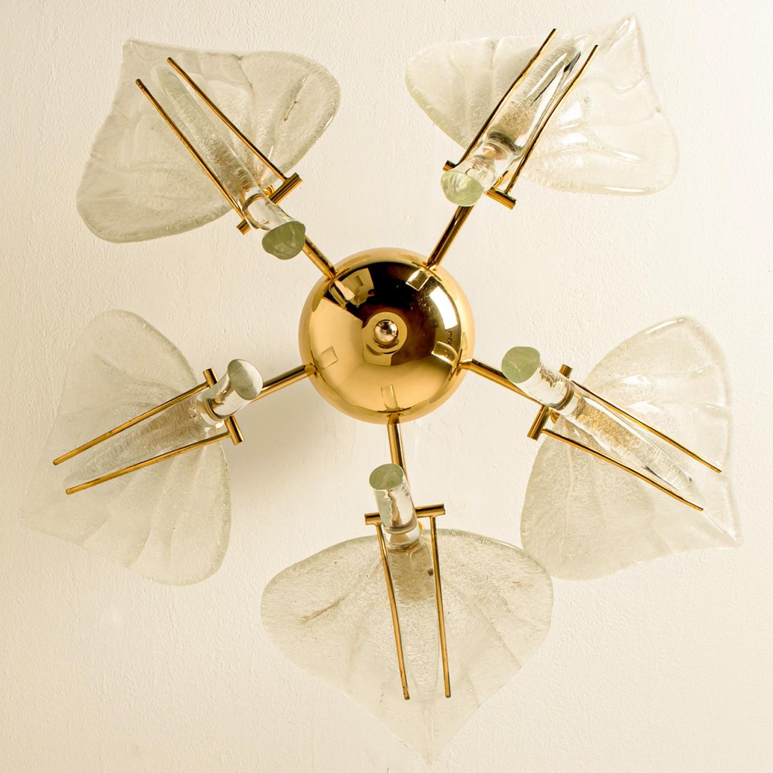 Beautiful Murano Glass and Brass Leaves Chandelier, 1960s In condizioni buone in vendita a Rijssen, NL
