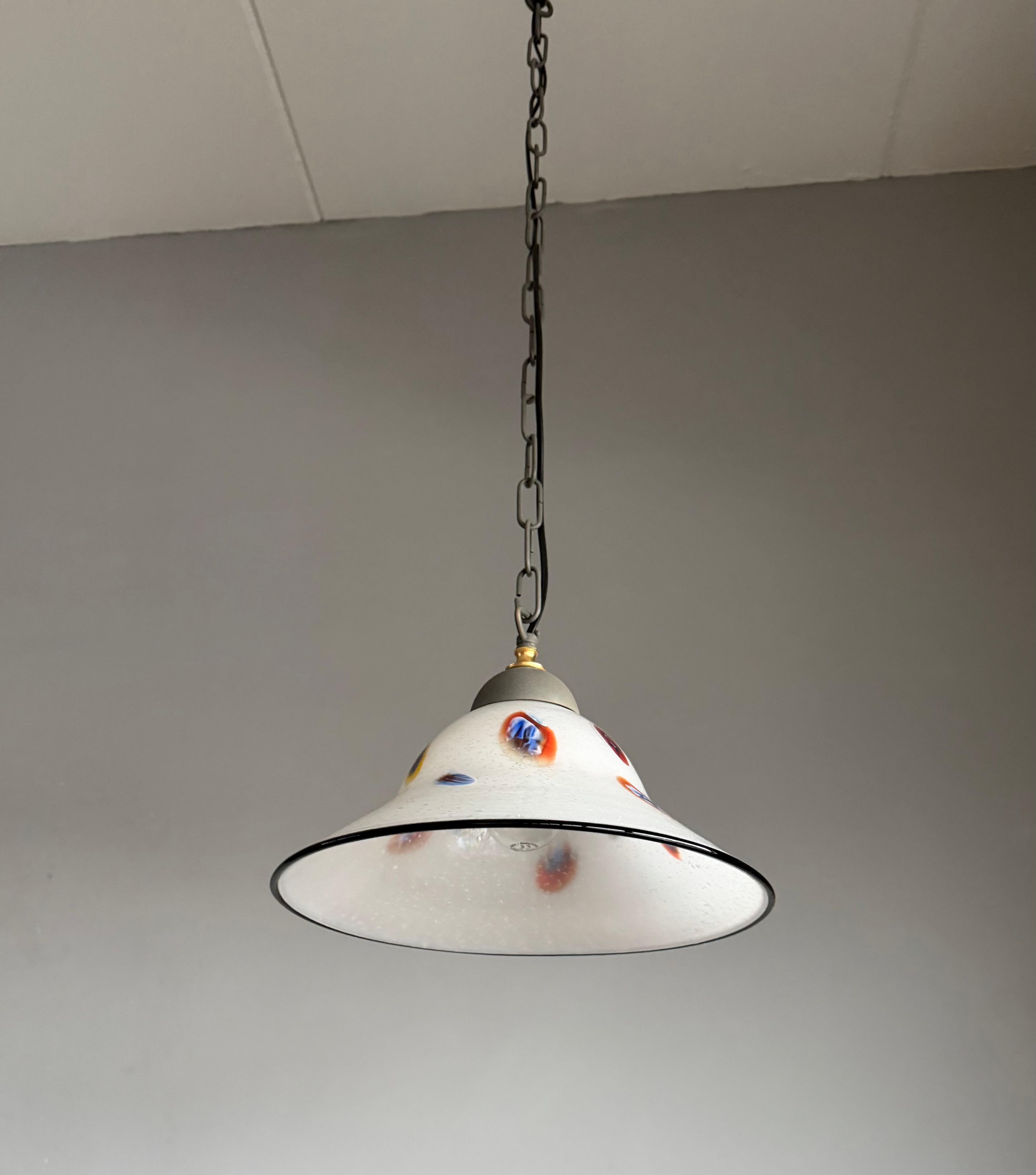 Schöne Glas mit bunten Dekorationen Vintage italienische Armatur.

Wenn Sie auf der Suche nach einer auffälligen und stilvollen Design-Leuchte sind, die Ihr Zuhause bereichert, dann könnte diese handgefertigte Murano-Glas-Hängeleuchte aus den 1970er