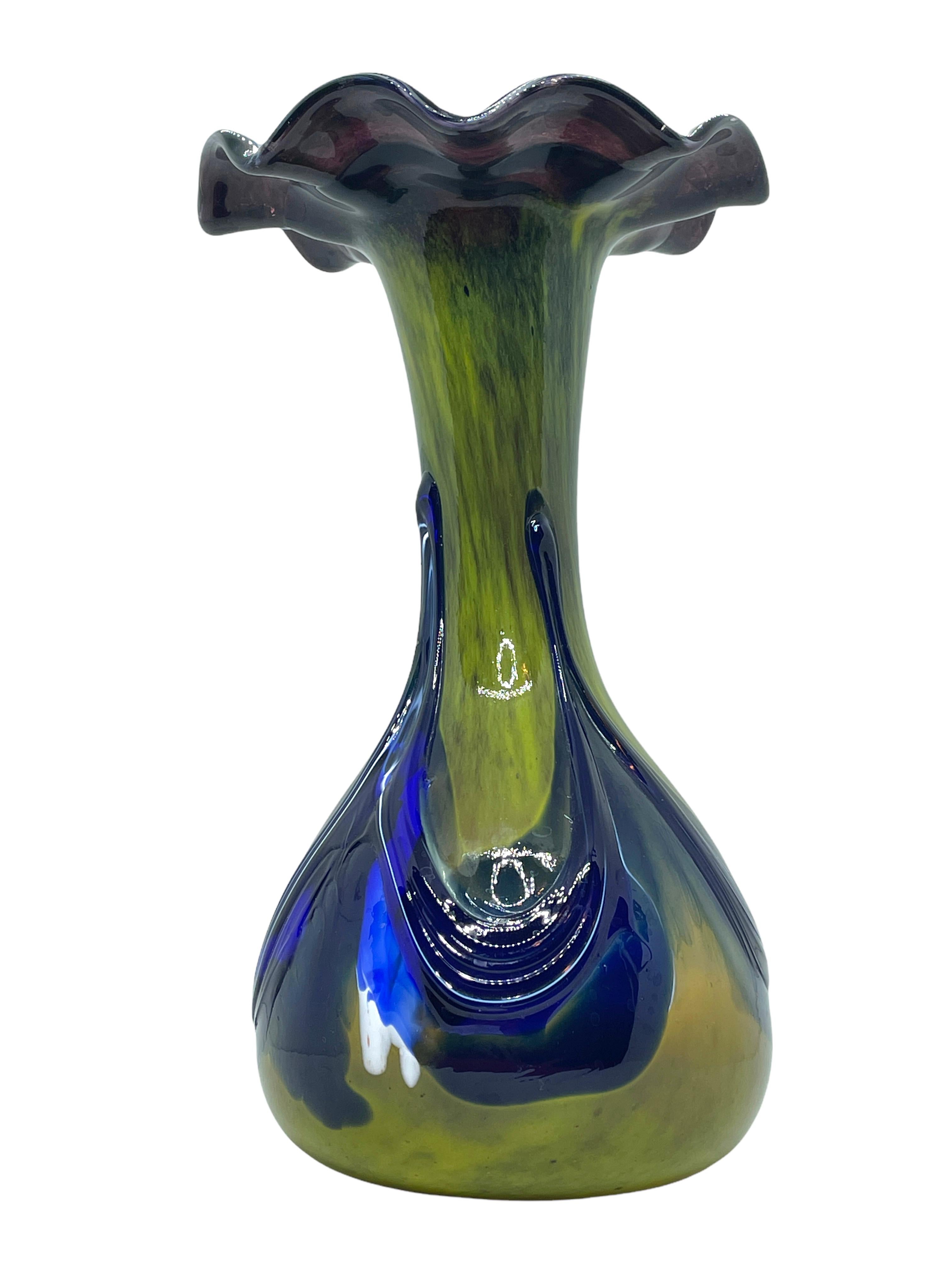 Un magnifique vase en verre avec une entrée à jabot conçu par un verrier de Murano à Venise, en Italie, dans les années 1980. Un vase fait à la main avec du verre vert avec des détails en verre bleu. L'objet de collection, conservé en très bon état,