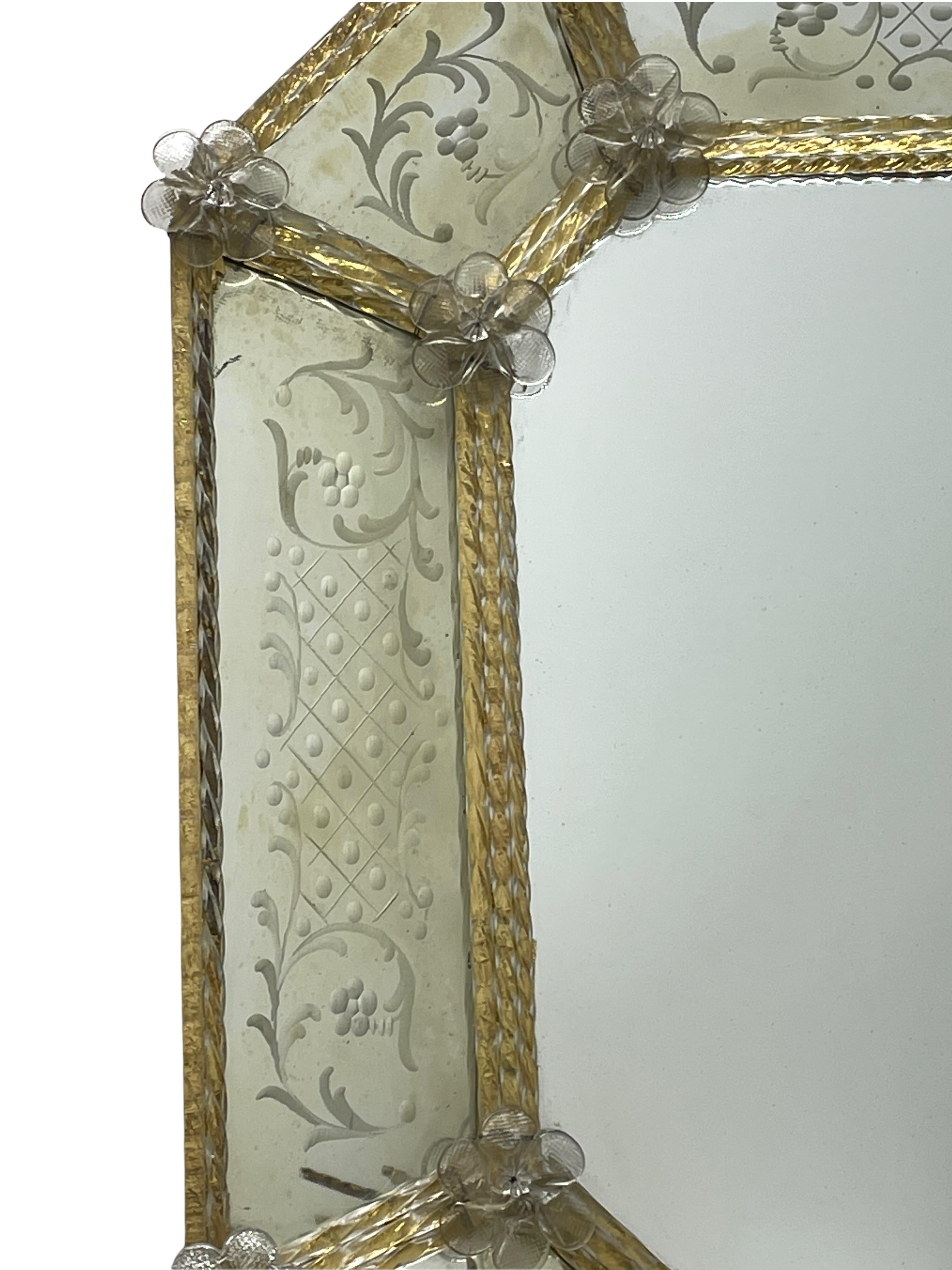 Beautiful Murano Glass Wall Mirror Clear and Gold Flakes Glass 1930s, Italy For Sale 1