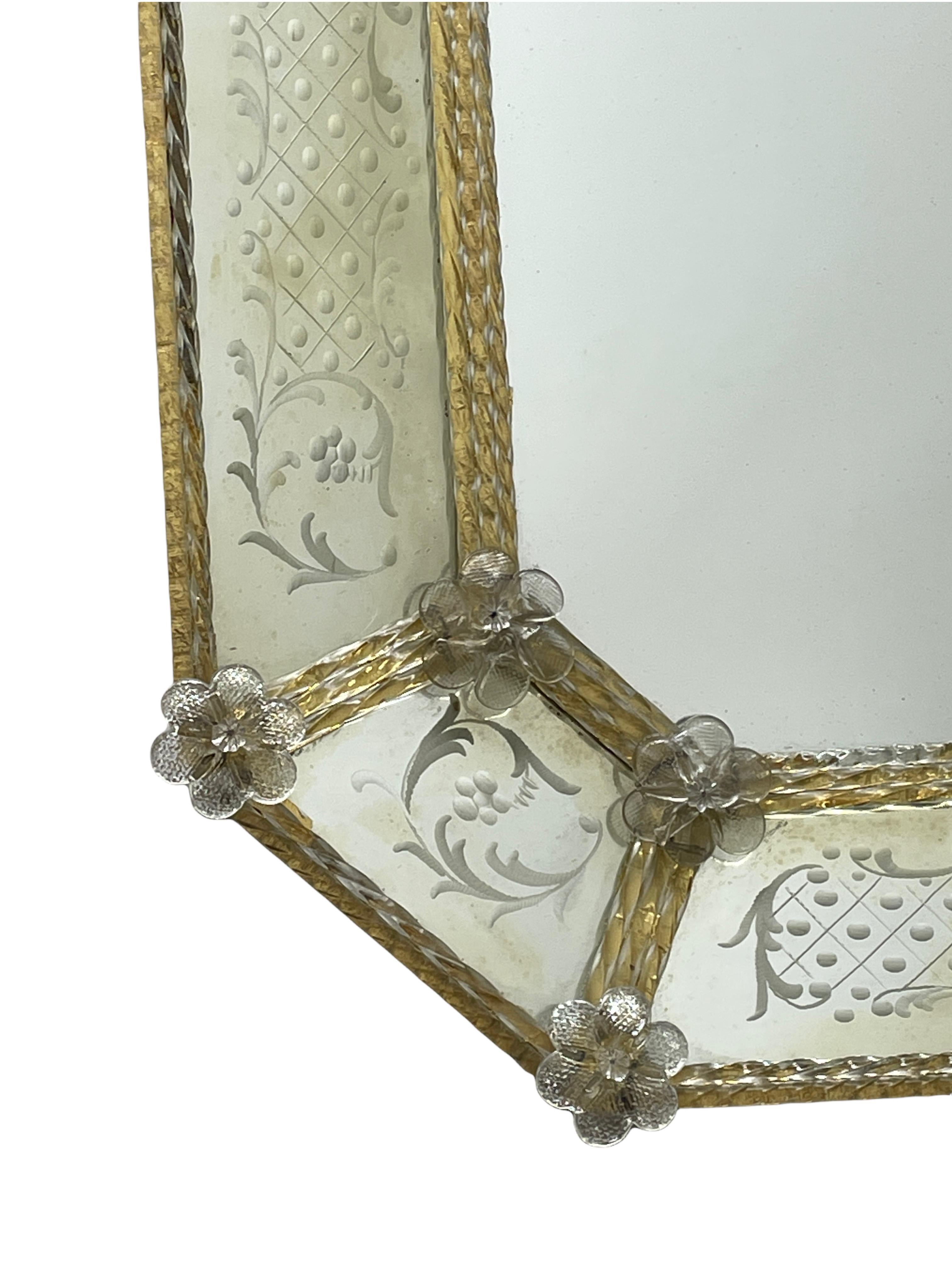 Beautiful Murano Glass Wall Mirror Clear and Gold Flakes Glass 1930s, Italy For Sale 2