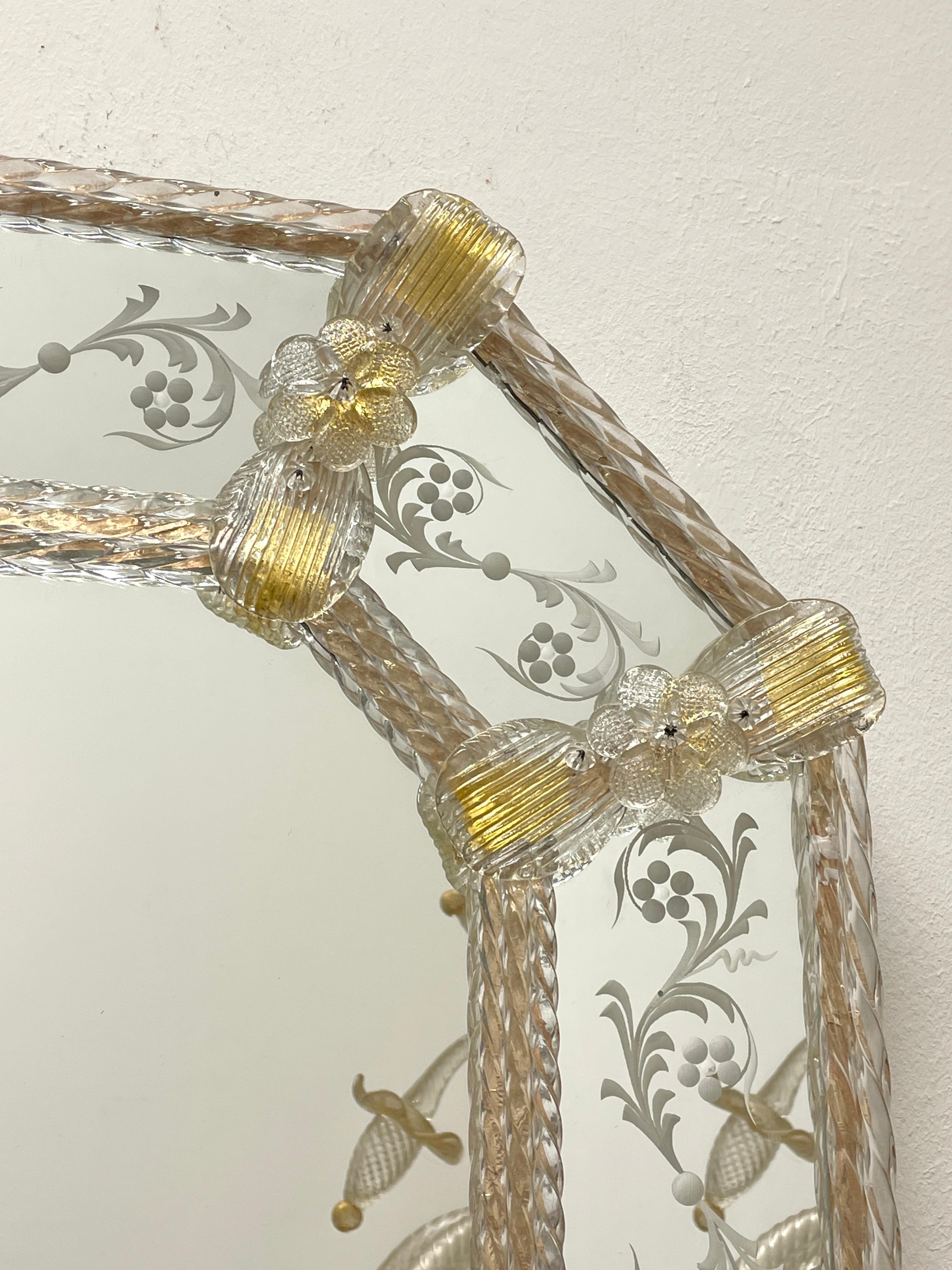 Beautiful Murano Glass Wall Mirror Clear and Gold Flakes Glass 1960s, Italy For Sale 1