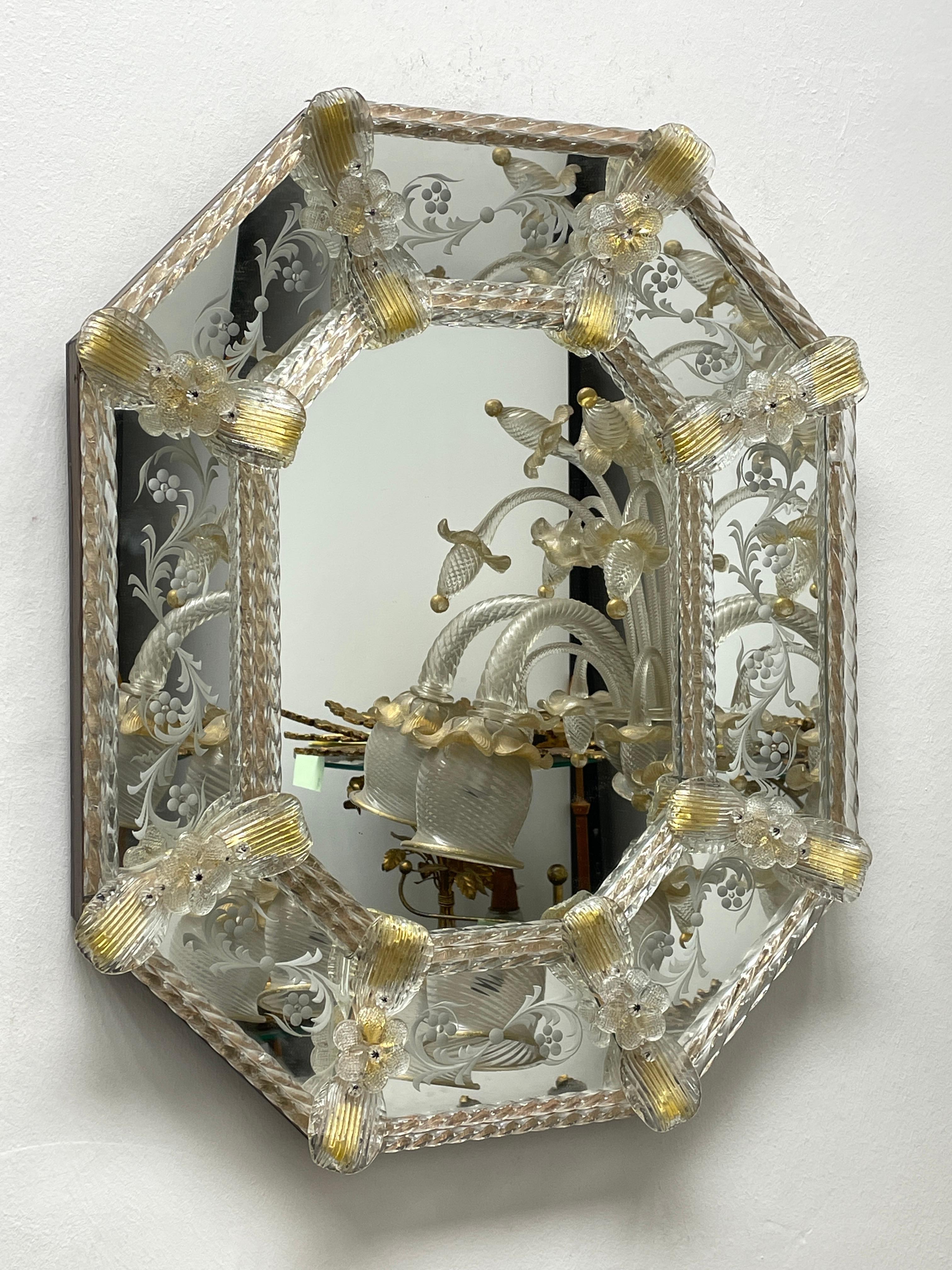 Ein atemberaubend schöner Spiegel aus Muranoglas, umgeben von handgefertigten Blumen aus Goldflockenglas. Alter ca. 1960er Jahre. Mit alters- und gebrauchsbedingten Gebrauchsspuren. Offensichtlich ist dieser Artikel nicht neu, so überprüfen Sie