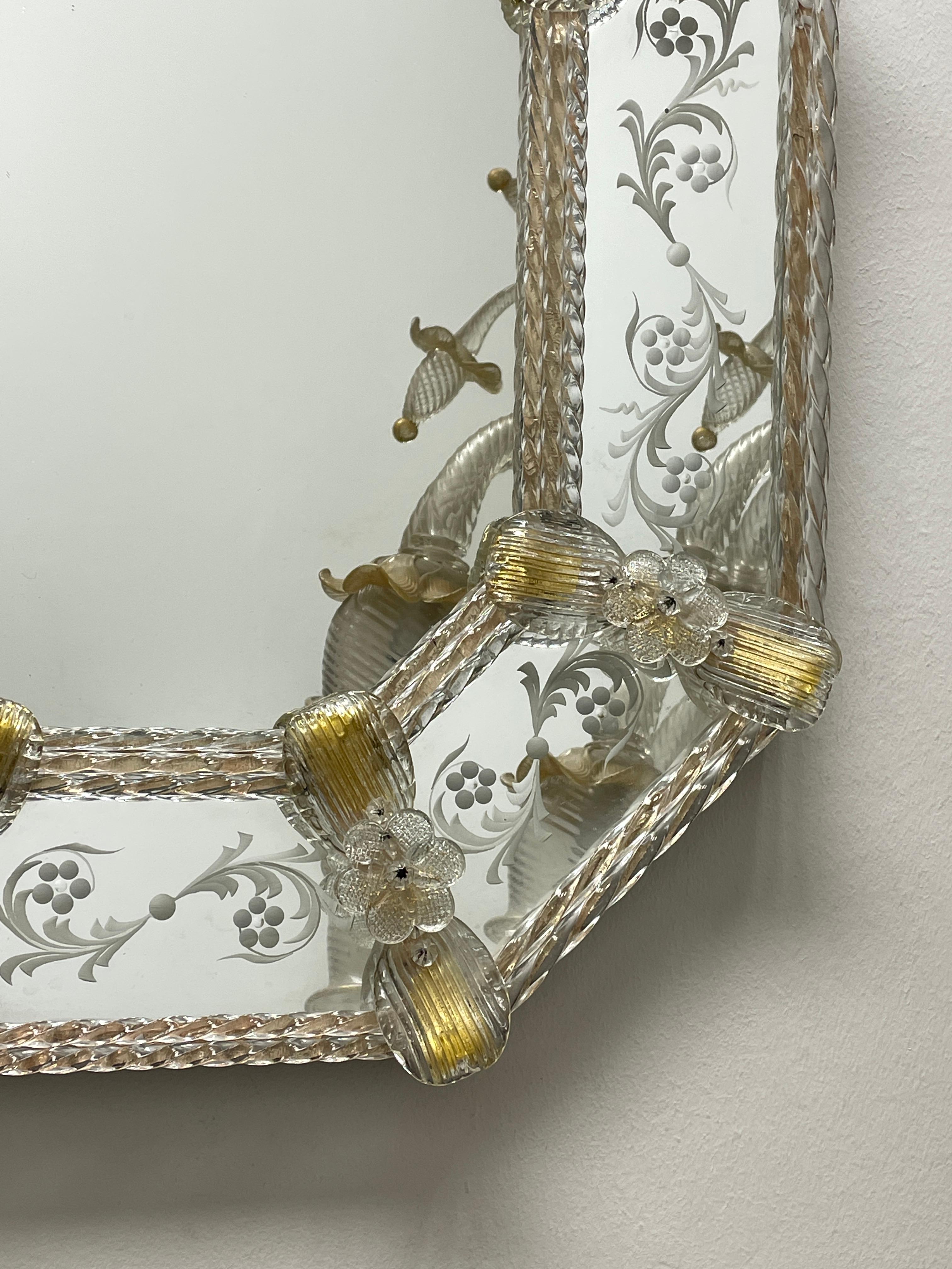 Schöner Wandspiegel aus Muranoglas, durchsichtiges und goldenes Flakes-Glas, 1960er Jahre, Italien (Italienisch) im Angebot
