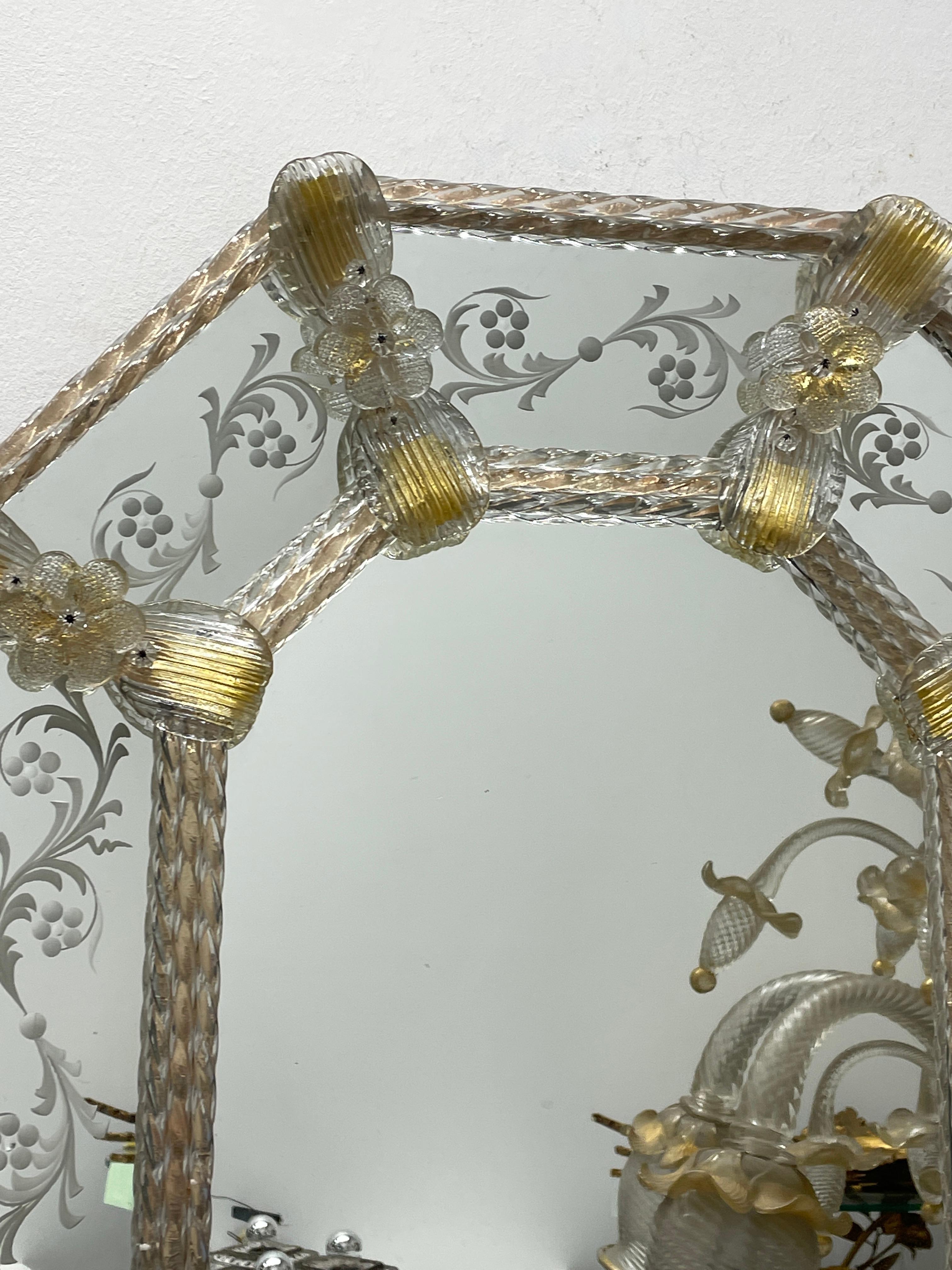 Italian Beautiful Murano Glass Wall Mirror Clear and Gold Flakes Glass 1960s, Italy For Sale