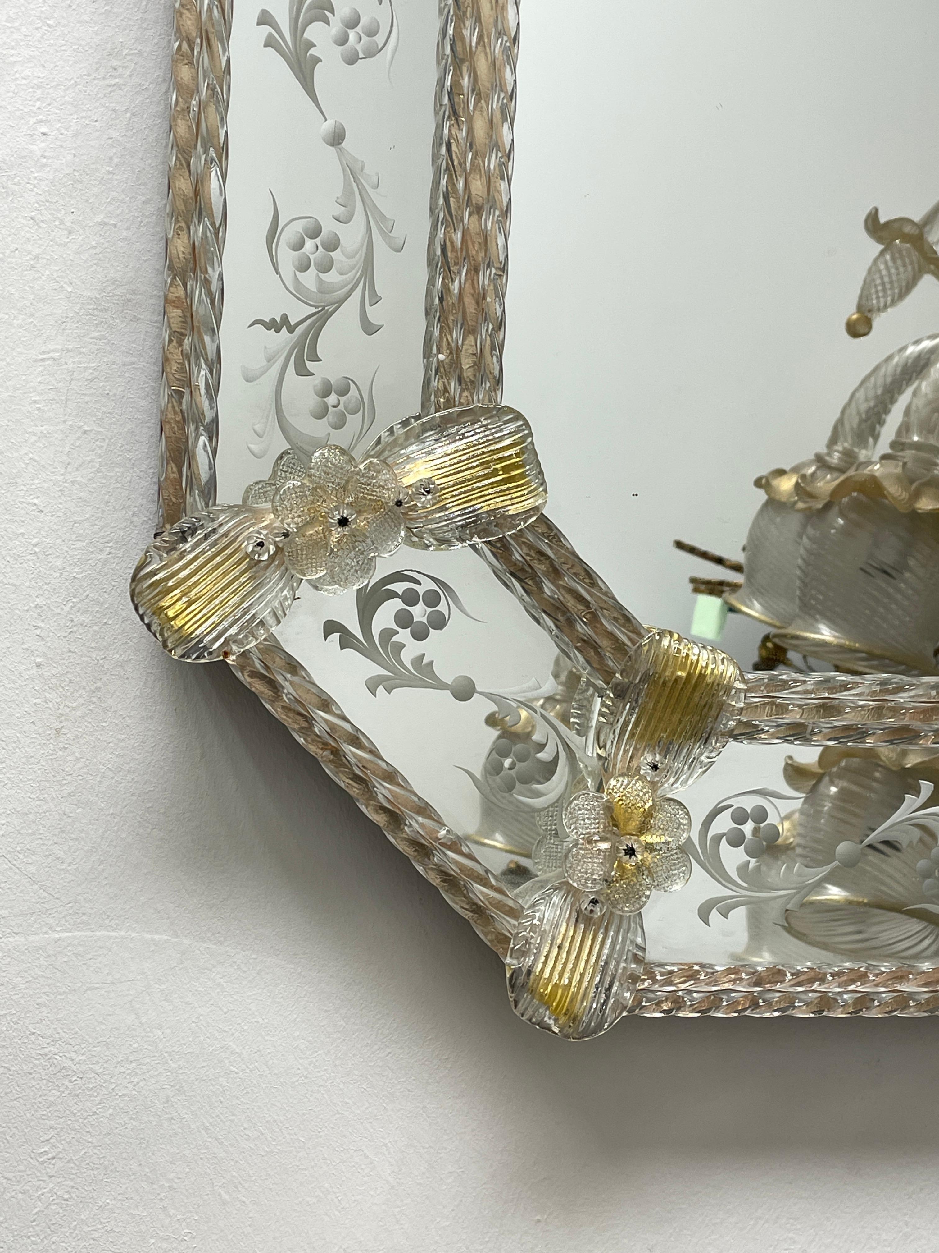 Schöner Wandspiegel aus Muranoglas, durchsichtiges und goldenes Flakes-Glas, 1960er Jahre, Italien (Spiegel) im Angebot