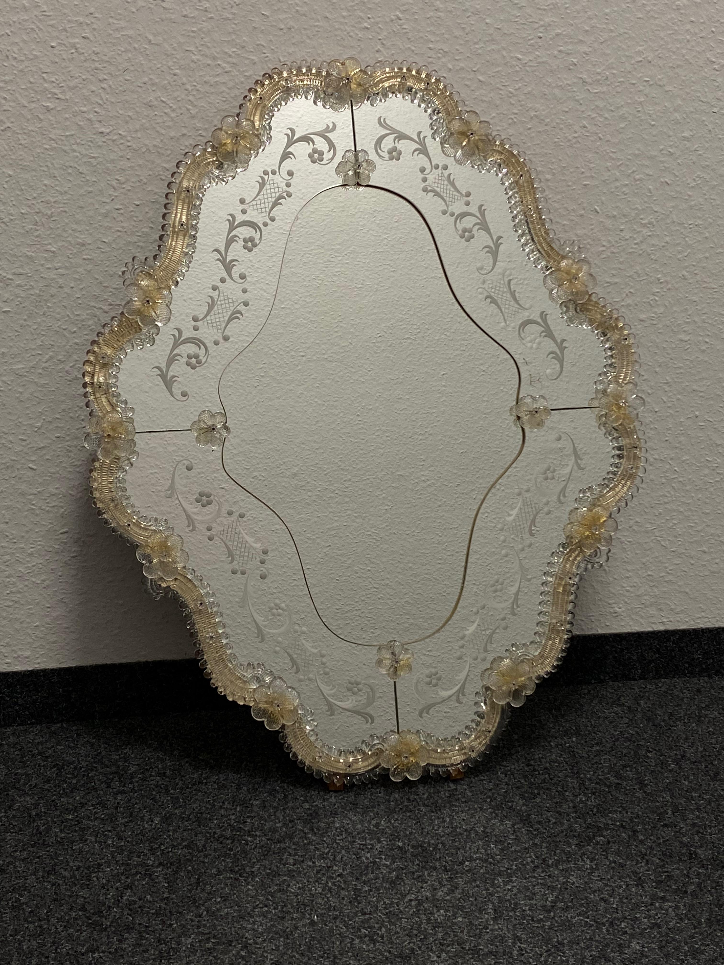 Beautiful Murano Glass Wall Mirror Clear and Gold Flakes Glass circa 1975, Italy For Sale 7