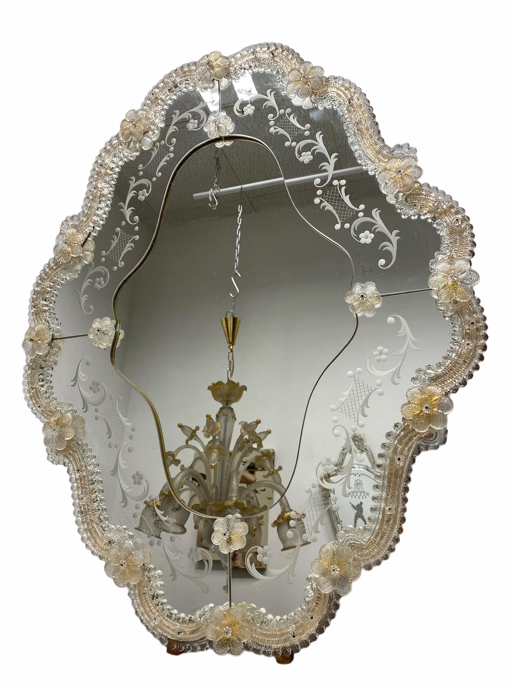 Italian Beautiful Murano Glass Wall Mirror Clear and Gold Flakes Glass circa 1975, Italy For Sale