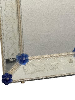 Bellissimo specchio da parete in vetro di Murano in vetro trasparente azzurro e fiori 1960 Italia