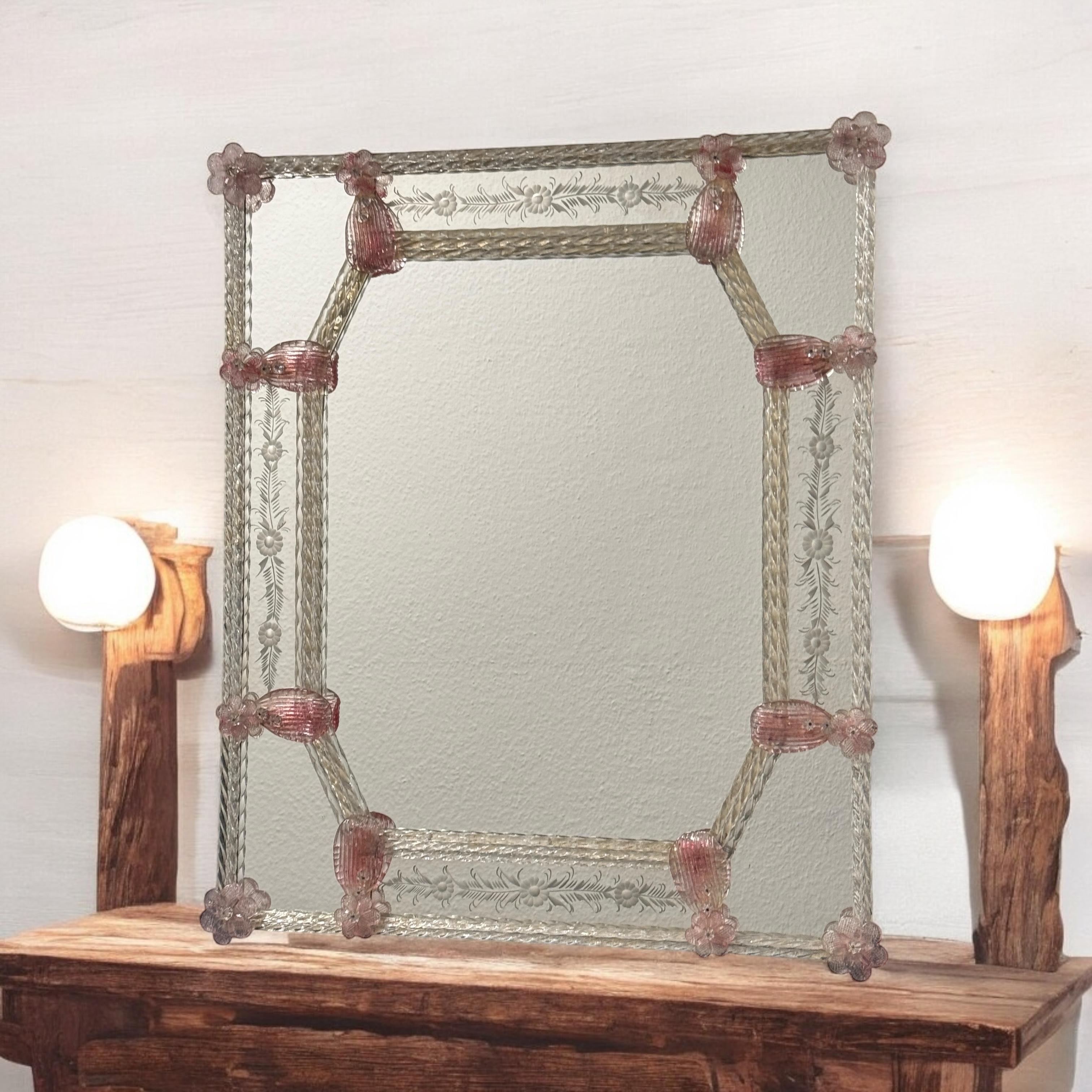 Un superbe miroir en verre de Murano entouré de fleurs et de feuilles en verre rose faites à la main. Âge : vers les années 1960 ou plus ancien. Avec des signes d'usure comme prévu avec l'âge et l'utilisation. Cet article n'est évidemment pas neuf.