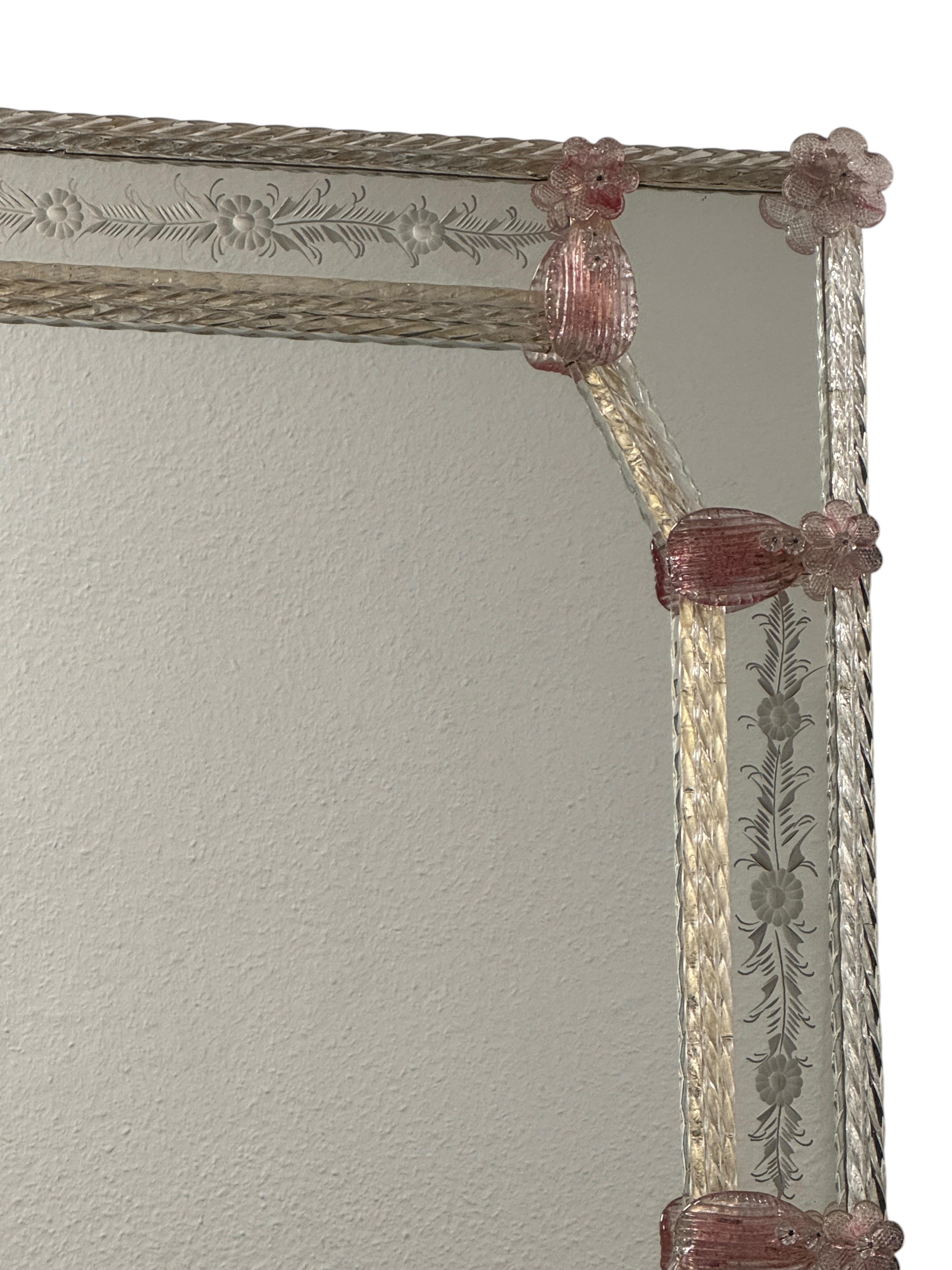 Magnifique miroir mural en verre de Murano, verre transparent, feuilles et fleurs roses, années 1960, Italie Bon état à Nuernberg, DE