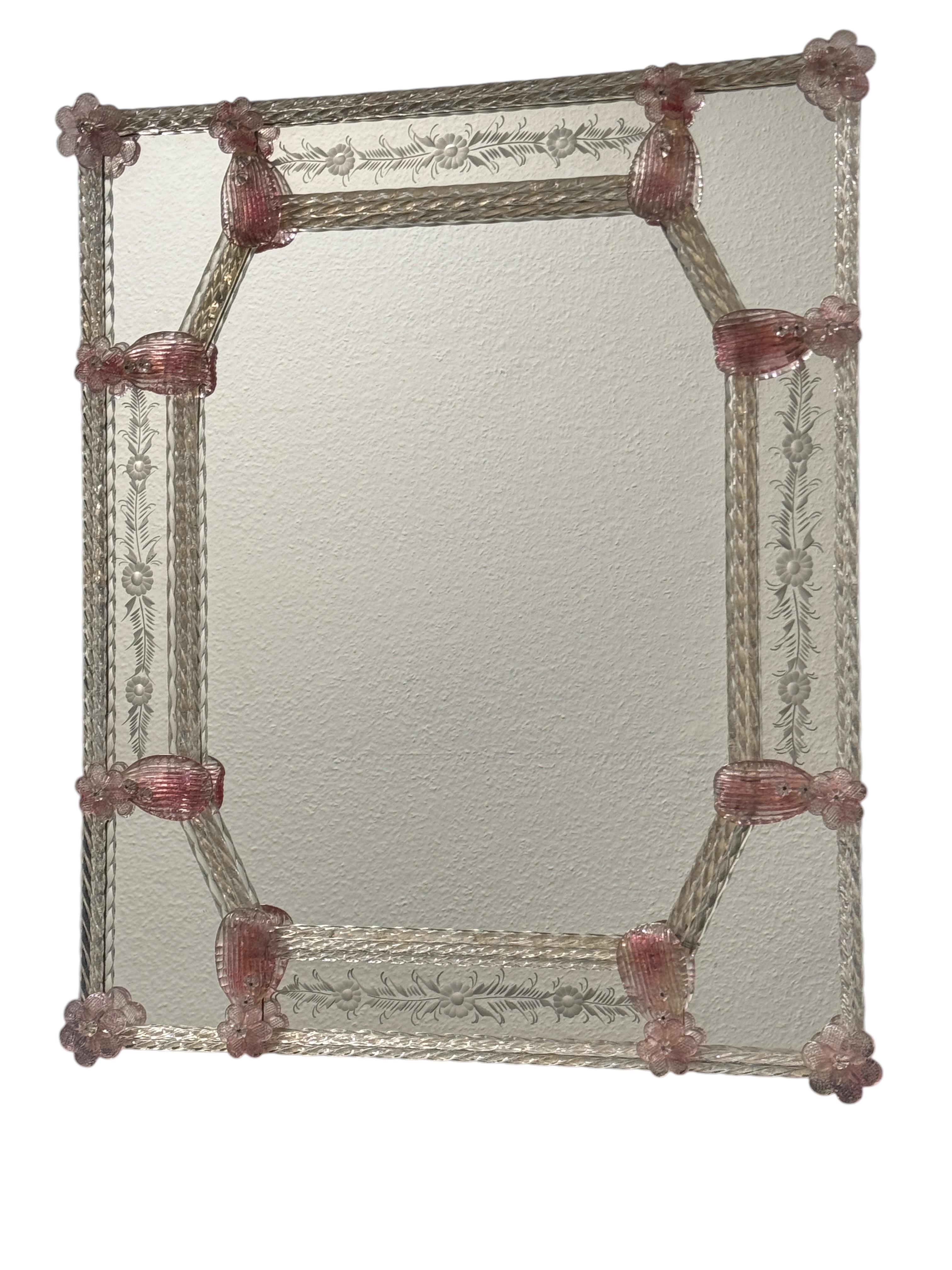 Miroir Magnifique miroir mural en verre de Murano, verre transparent, feuilles et fleurs roses, années 1960, Italie