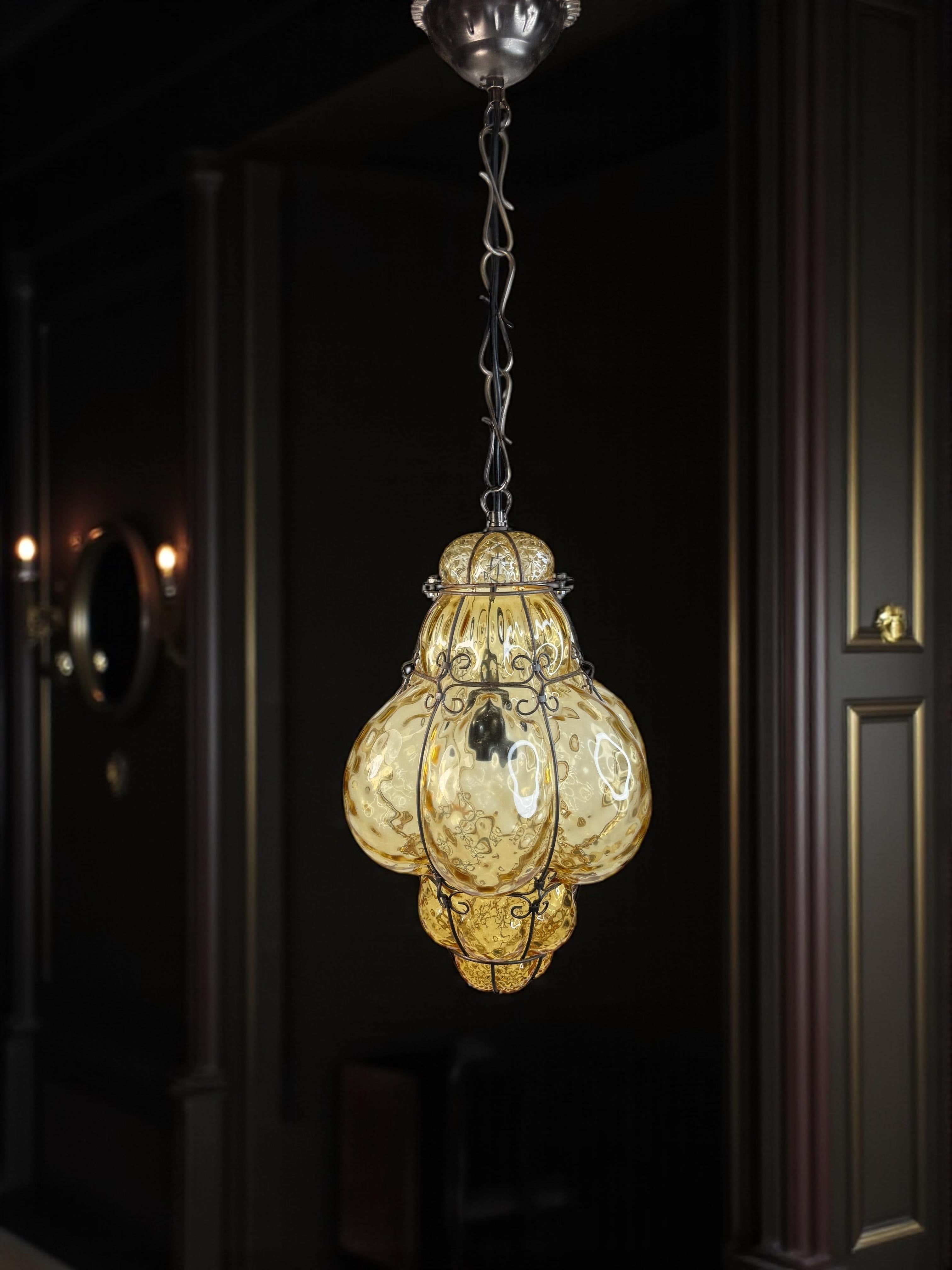 Vintage Murano Fer Caged Amber Bubble Glass Suspension Light 1960s Italy vintage en vente 3