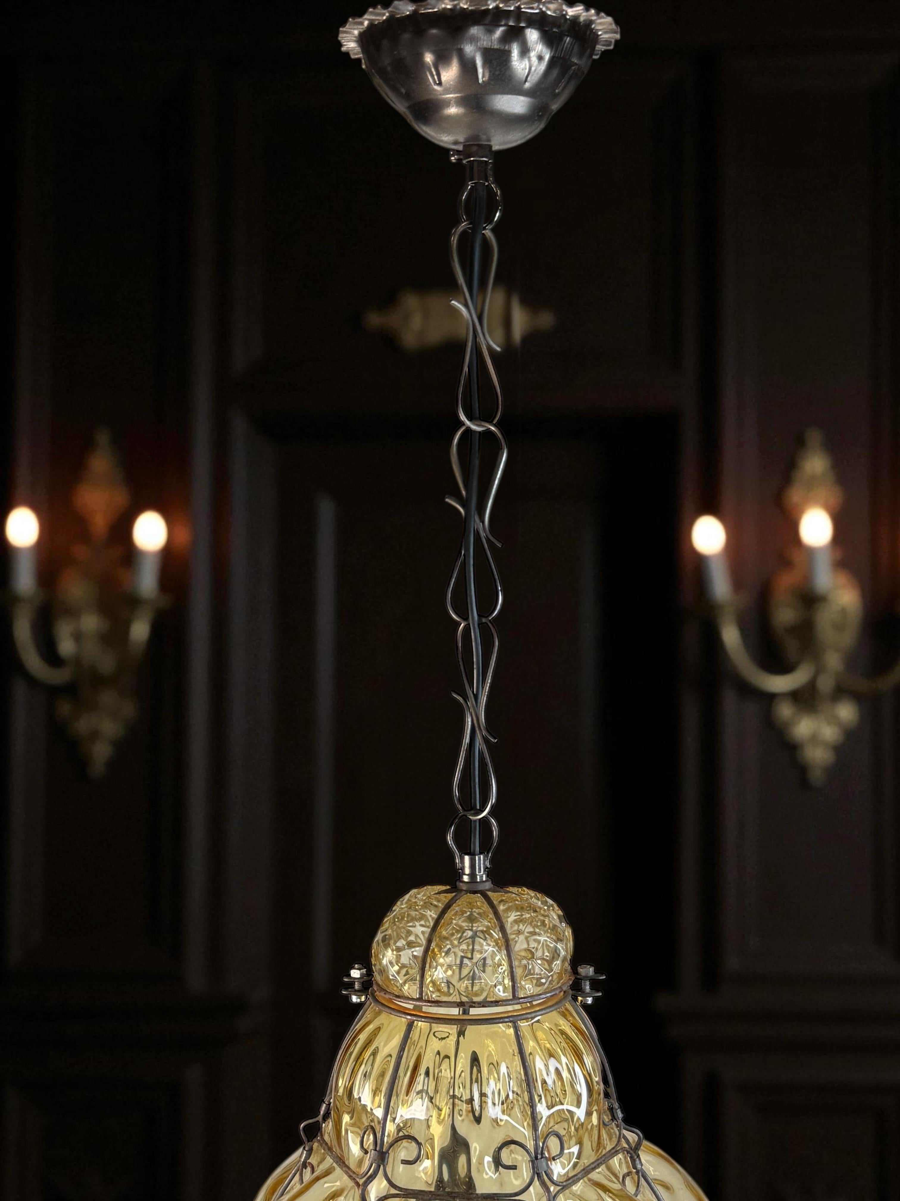 Vintage Murano Fer Caged Amber Bubble Glass Suspension Light 1960s Italy vintage en vente 4