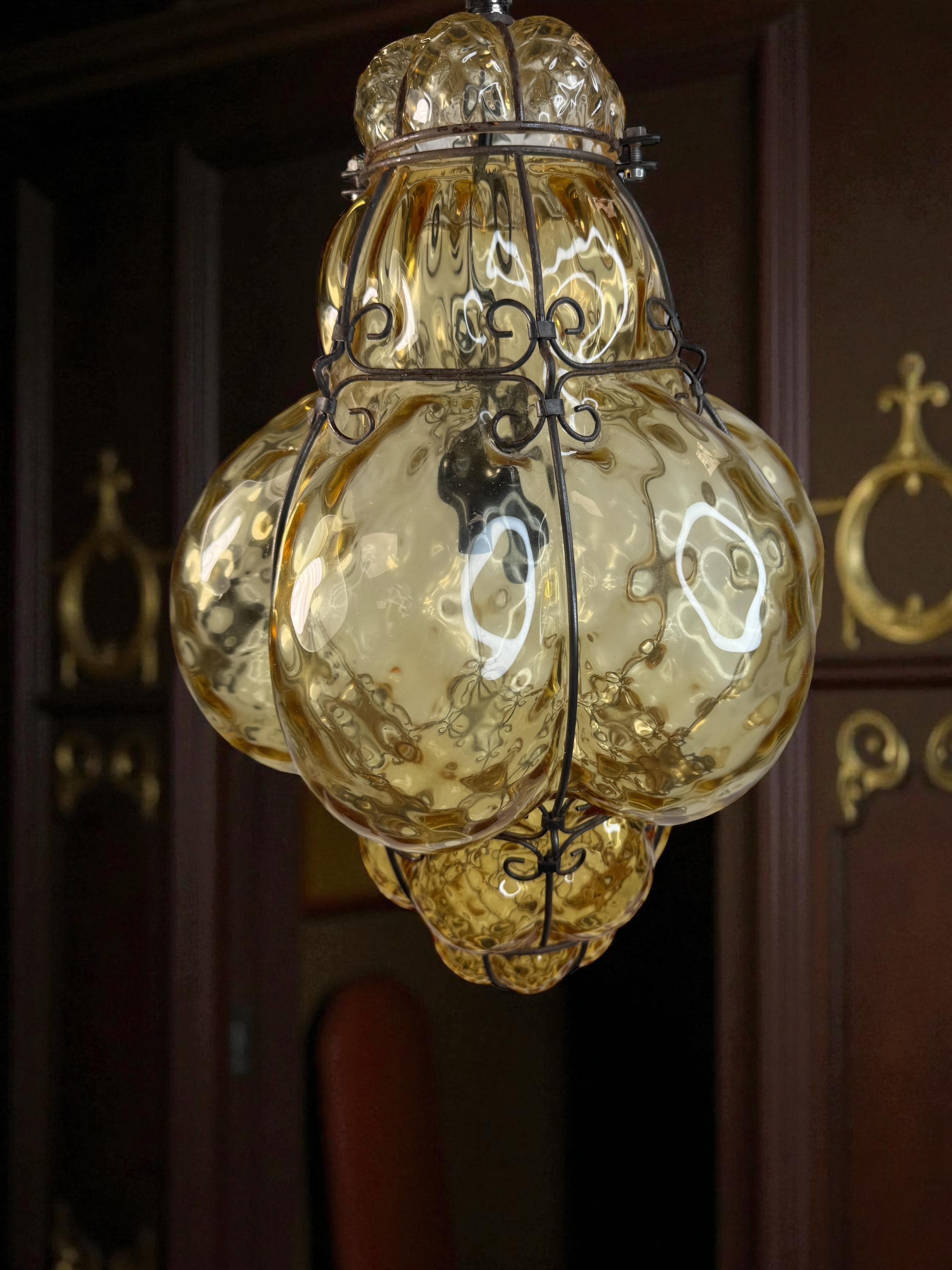 Vintage Murano Fer Caged Amber Bubble Glass Suspension Light 1960s Italy vintage en vente 8