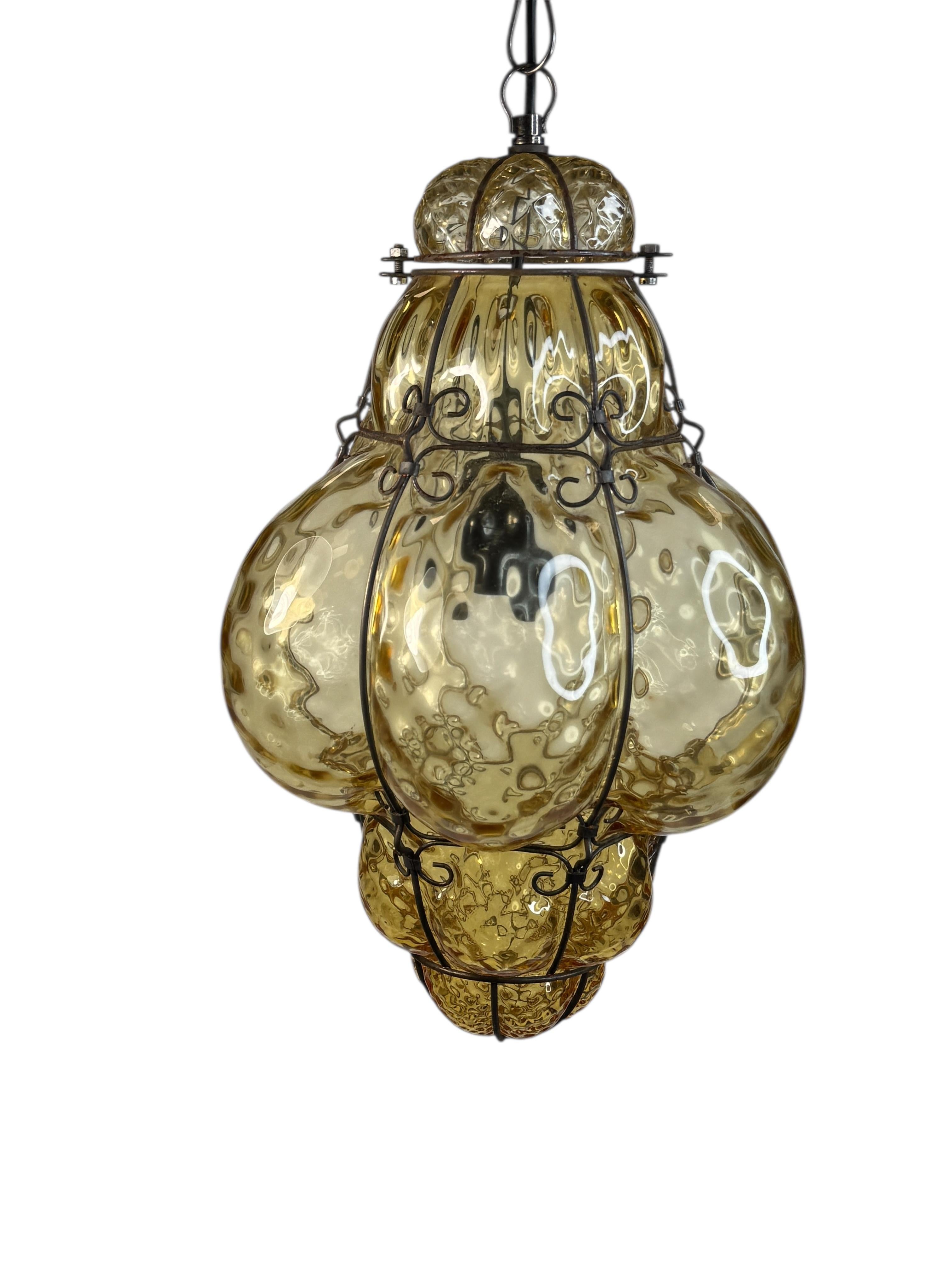 Mid-Century Modern Vintage Murano Fer Caged Amber Bubble Glass Suspension Light 1960s Italy vintage en vente