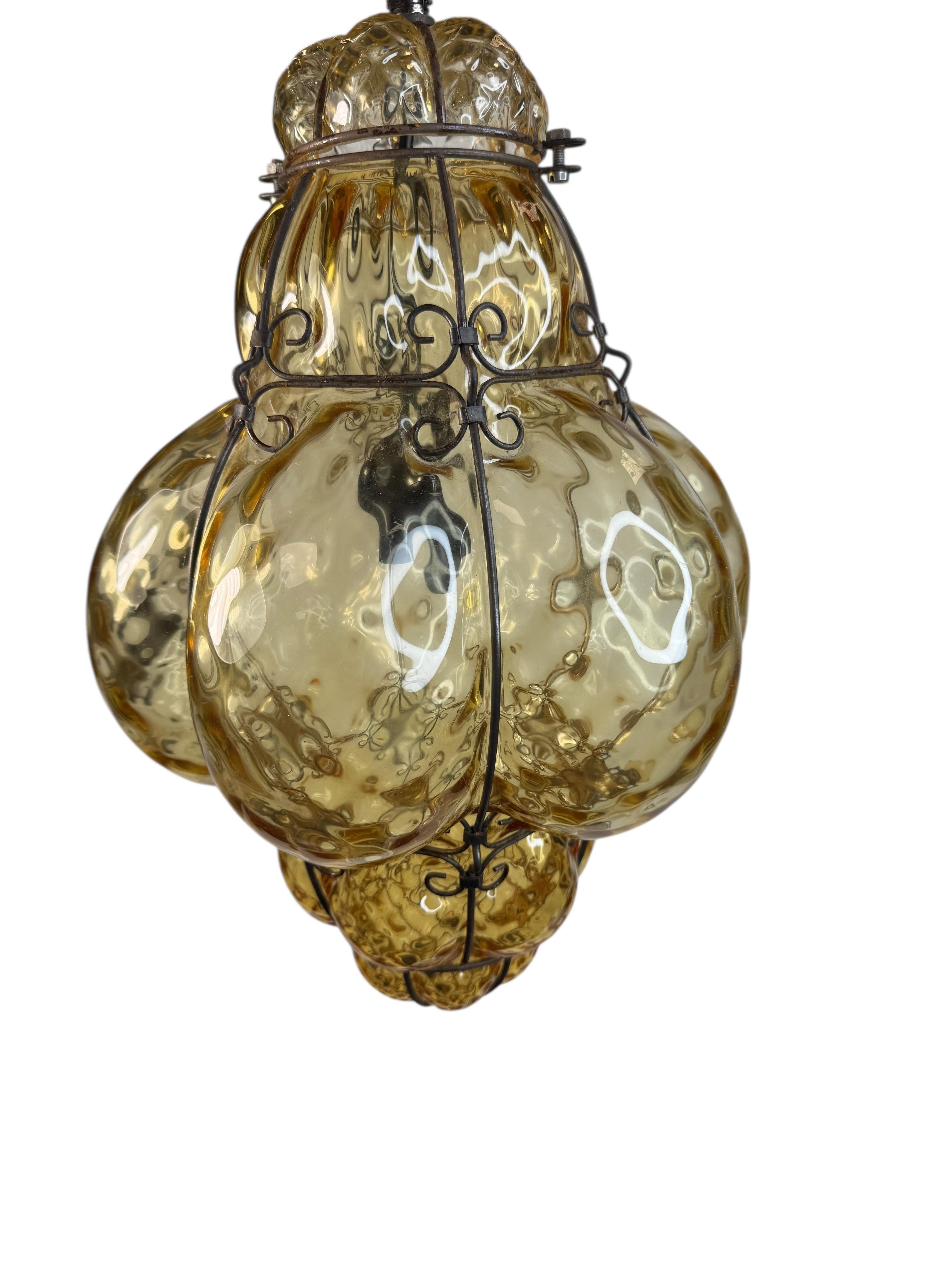 Métal Vintage Murano Fer Caged Amber Bubble Glass Suspension Light 1960s Italy vintage en vente