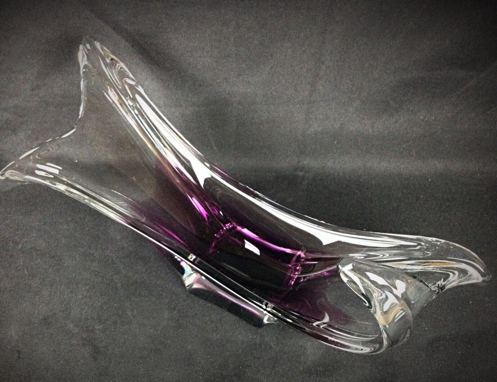 Condizioni: Molto buono

Descrizione: Questo splendido portagioie è realizzato in vetro, probabilmente proveniente da Murano, Italia, anche se manca l'etichetta originale. Il piatto sfoggia un bellissimo colore rosa-violetto che riflette la luce in