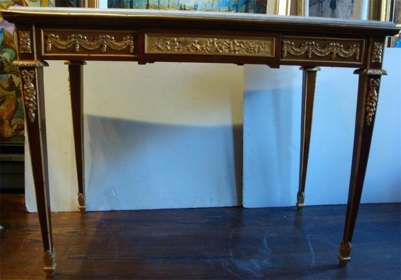  Schöne Museum Qualität 1900s Französisch Ormolu montiert Mahagoni Zentrum Marmor Tisch im Zustand „Gut“ im Angebot in New York, NY