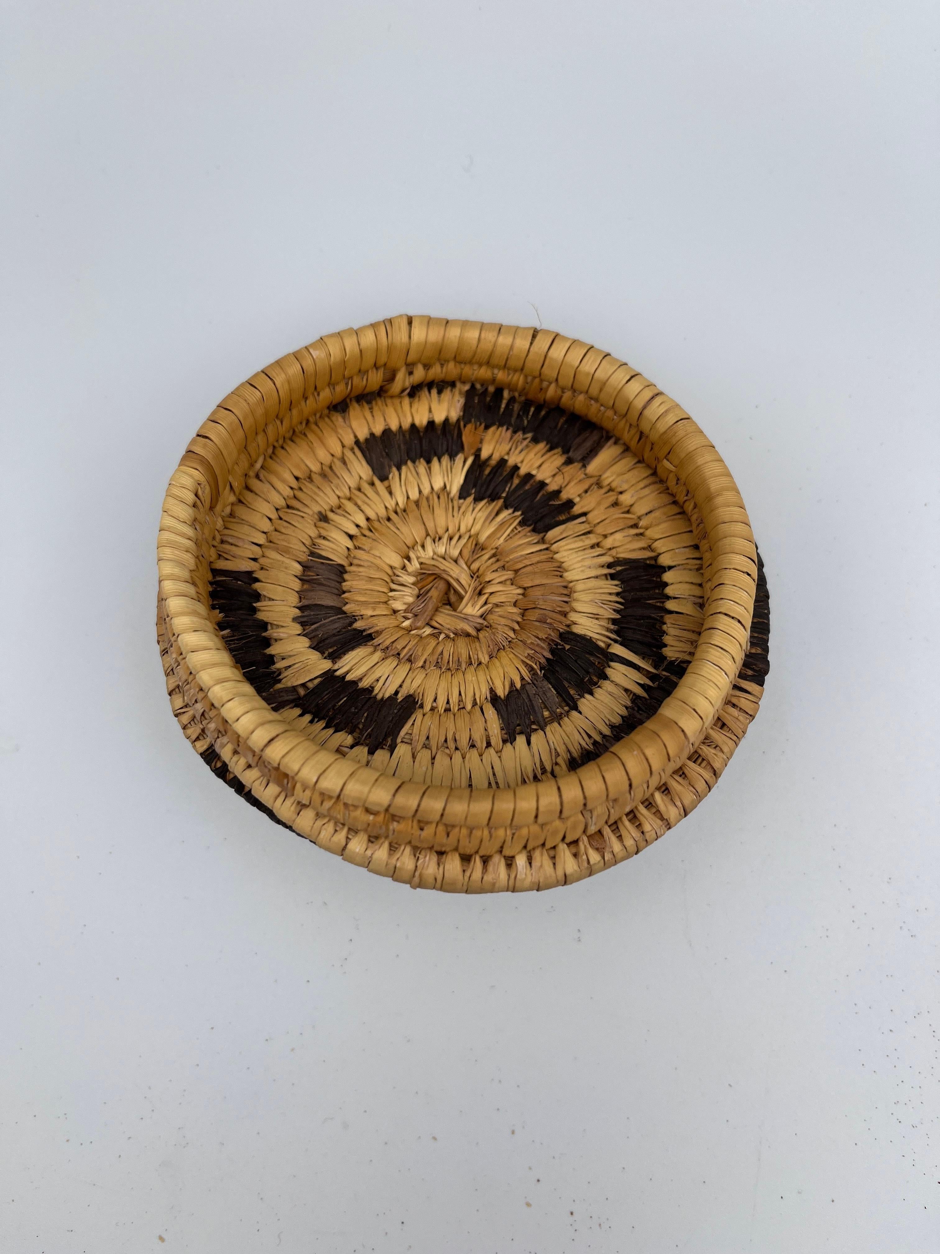XX secolo Beautiful Native American Geometric Papago Hand Woven Lidded Basket in vendita