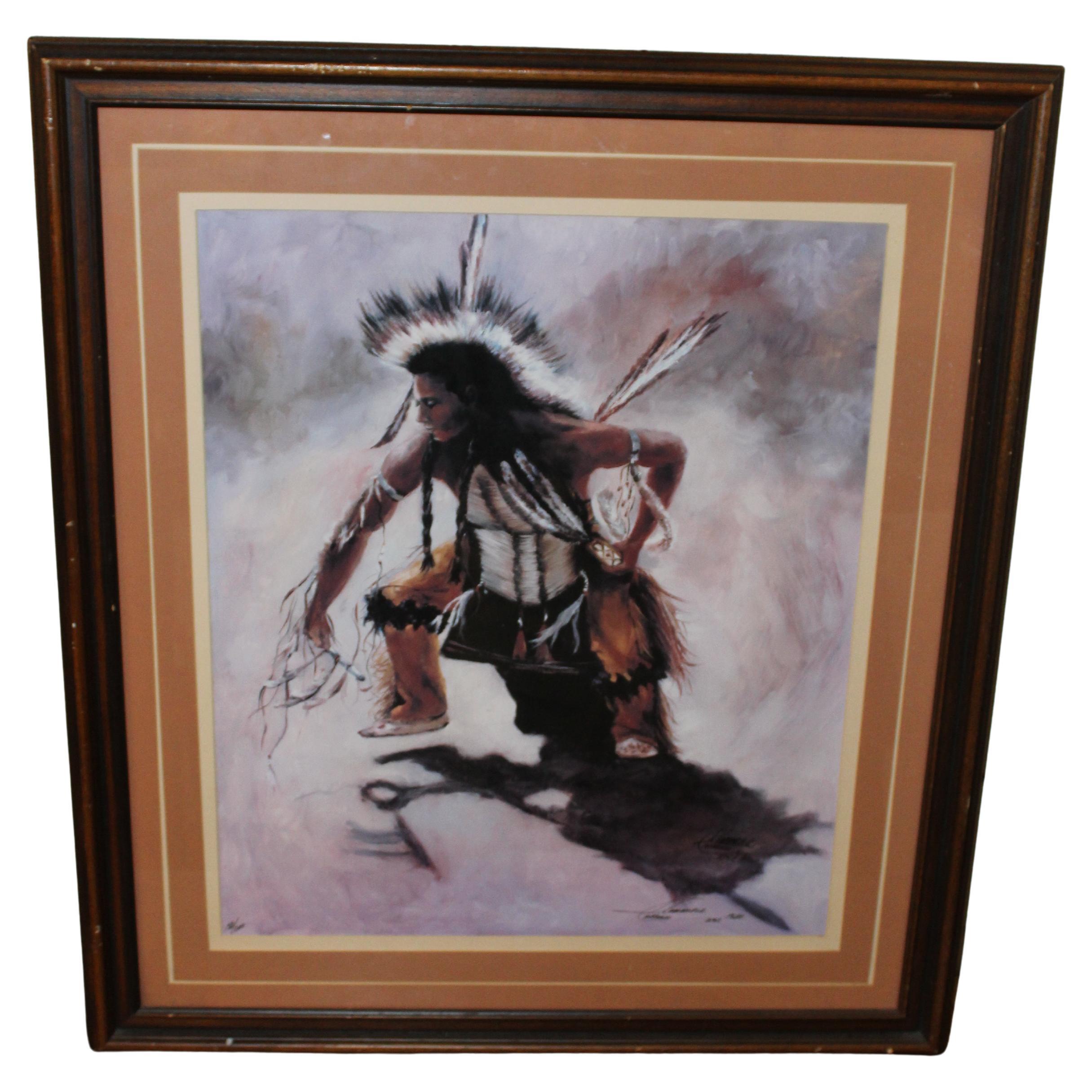 Impression frappante en édition limitée de l'artiste J. Kammerer, représentant un homme amérindien avec de riches détails et une présence expressive. La composition met en évidence l'habileté de Kammerer à capturer le caractère et l'atmosphère. Un