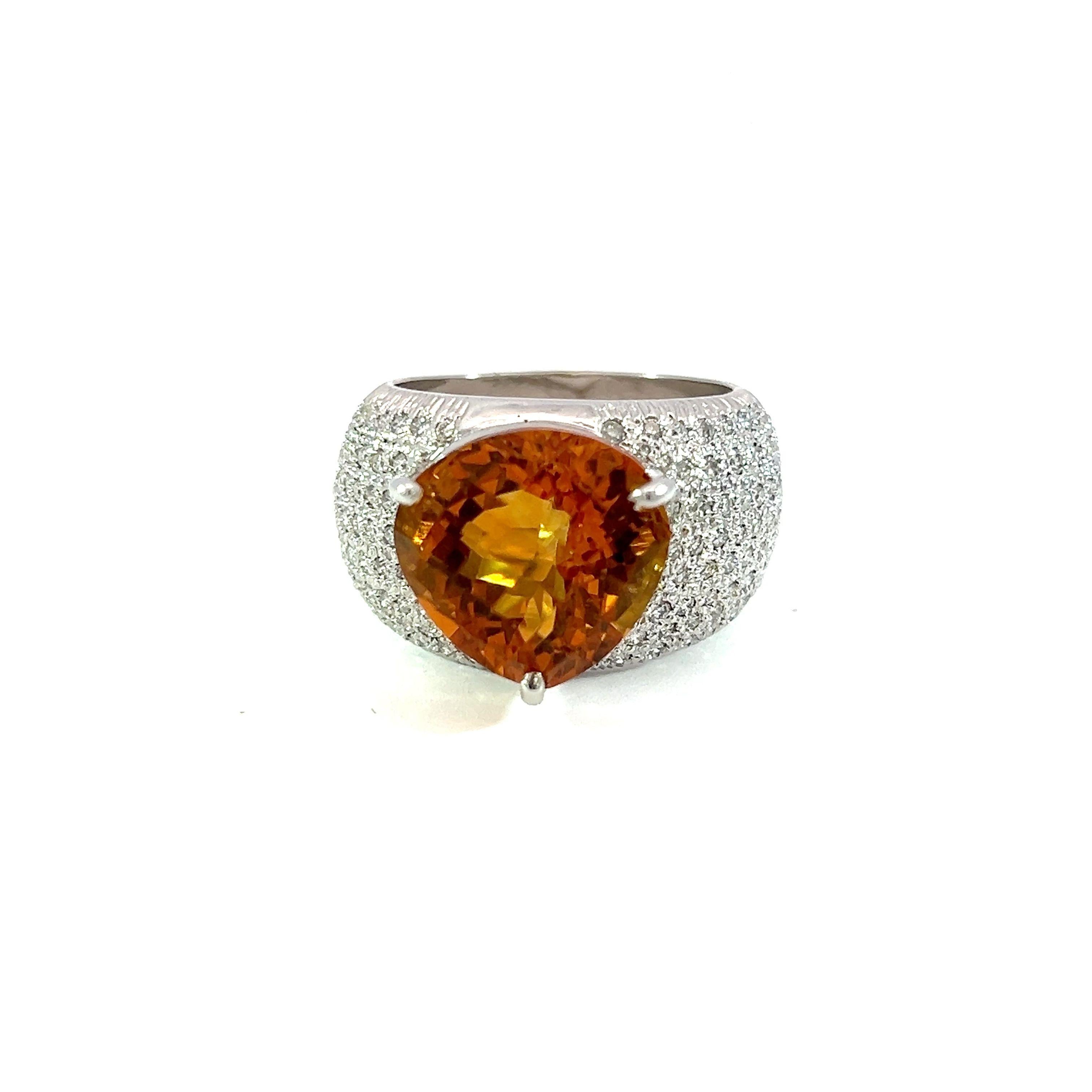 Beautiful natural citrine and diamond solid gold ring In New Condition For Sale In New York, NY