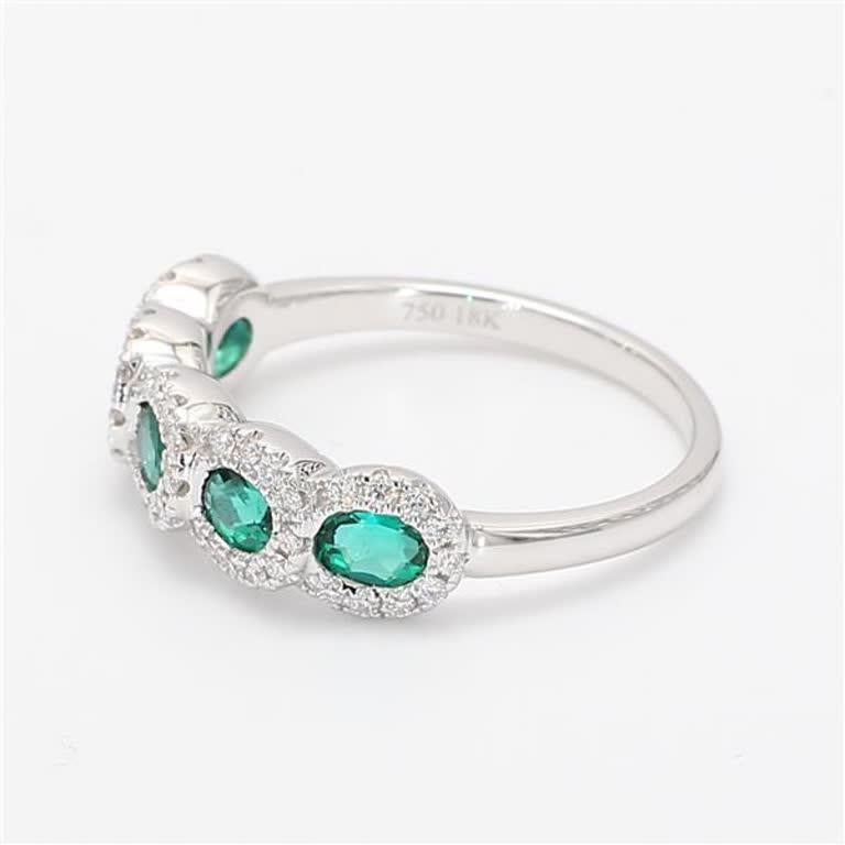 Contemporary Natural Oval Emerald and White Diamond White Gold 1.00 Carat TW Wedding Band For Sale
