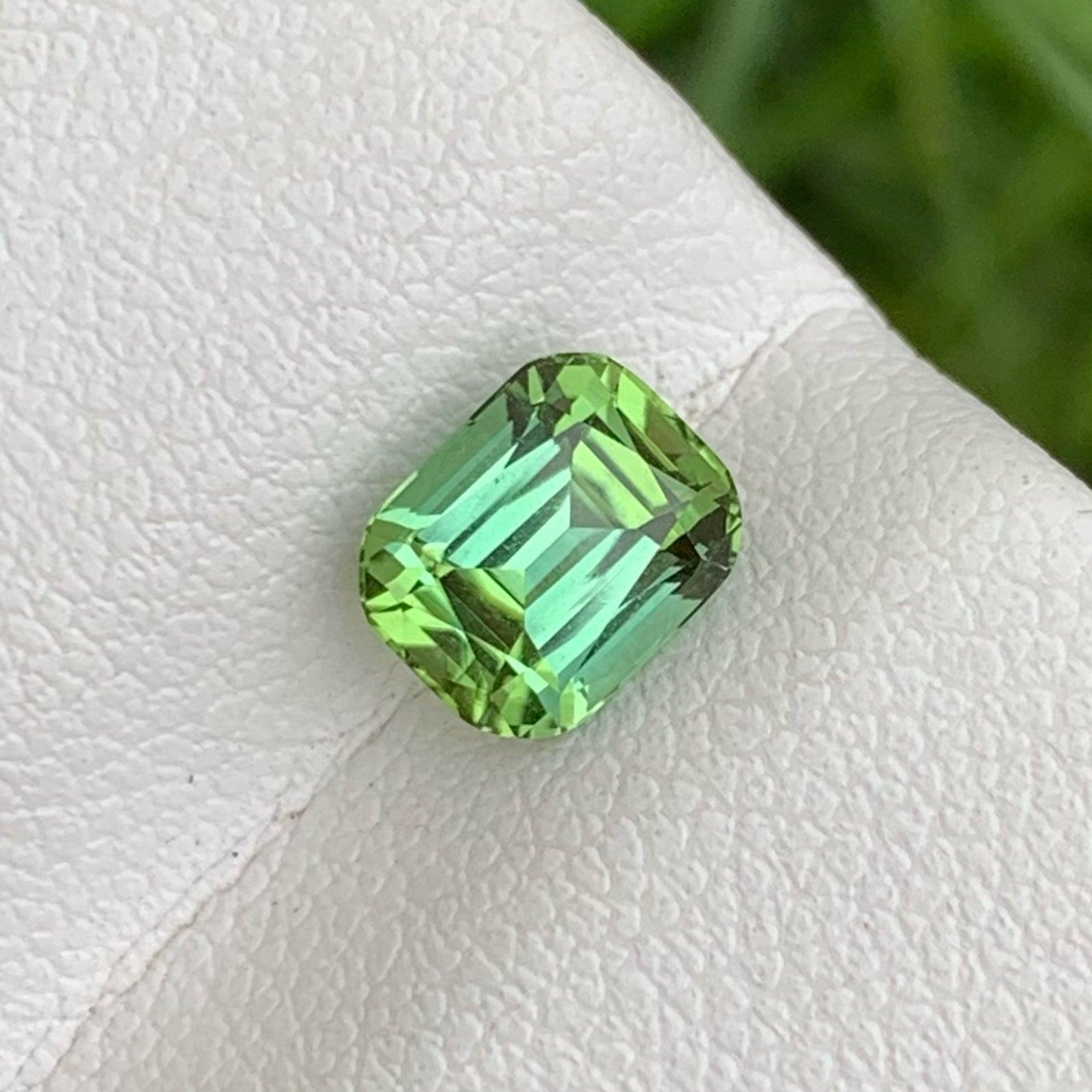 Beautiful Natural Loose Tourmaline Gemstone 1.25 Carats Loose Tourmaline In New Condition For Sale In Bangkok, TH