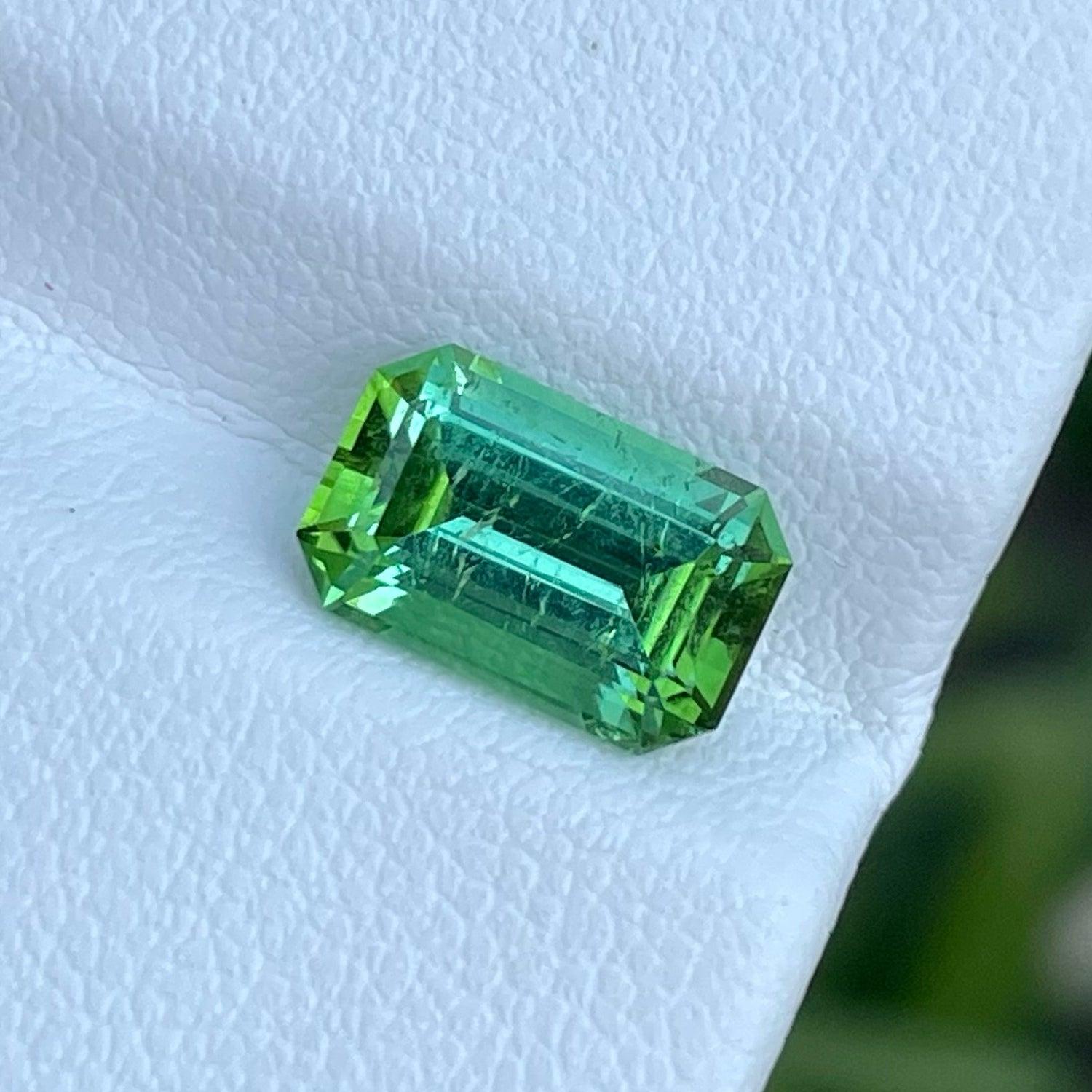 Beautiful Natural Mint Green Tourmaline 2.45 Carats Tourmaline Jewellery In New Condition For Sale In Bangkok, TH