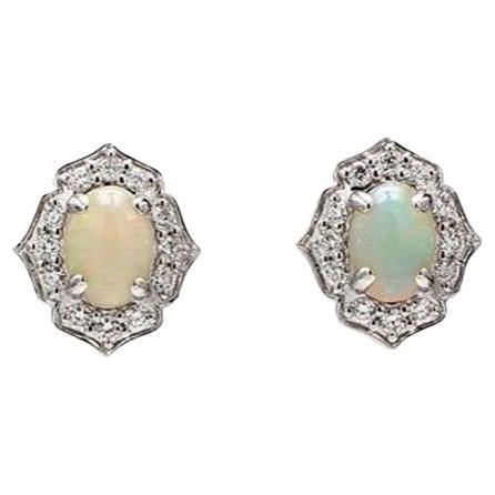 Clous d'oreilles en or blanc avec opale ovale naturelle et diamants blancs de 1,31 carat poids total