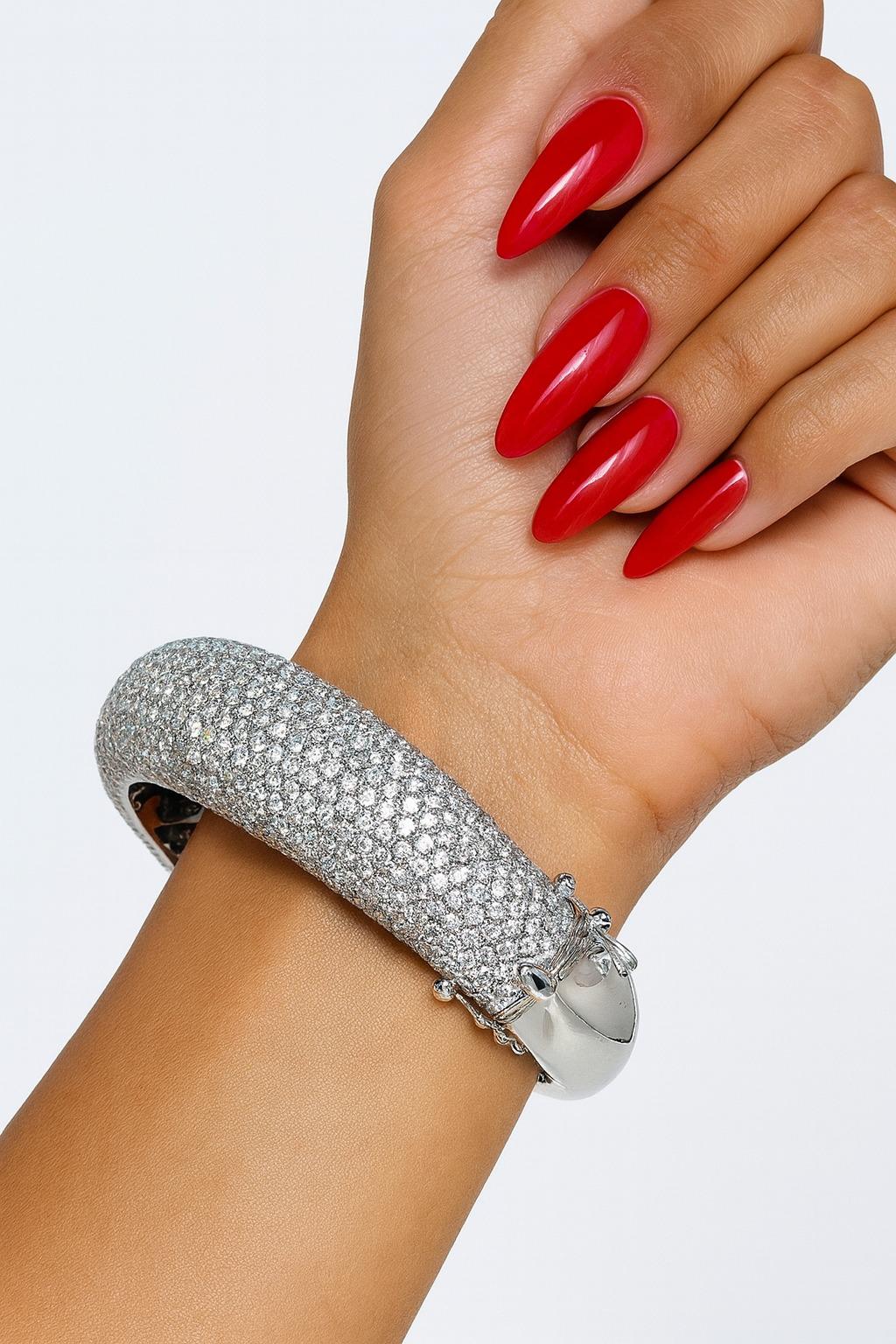 Bracelet avec grappe de diamants naturels de taille ronde

Fabriqué en or blanc massif 14K, ce bracelet exquis est serti d'environ 650 diamants ronds naturels de taille brillant, totalisant 14,20 carats. Les diamants présentent une belle couleur G-H