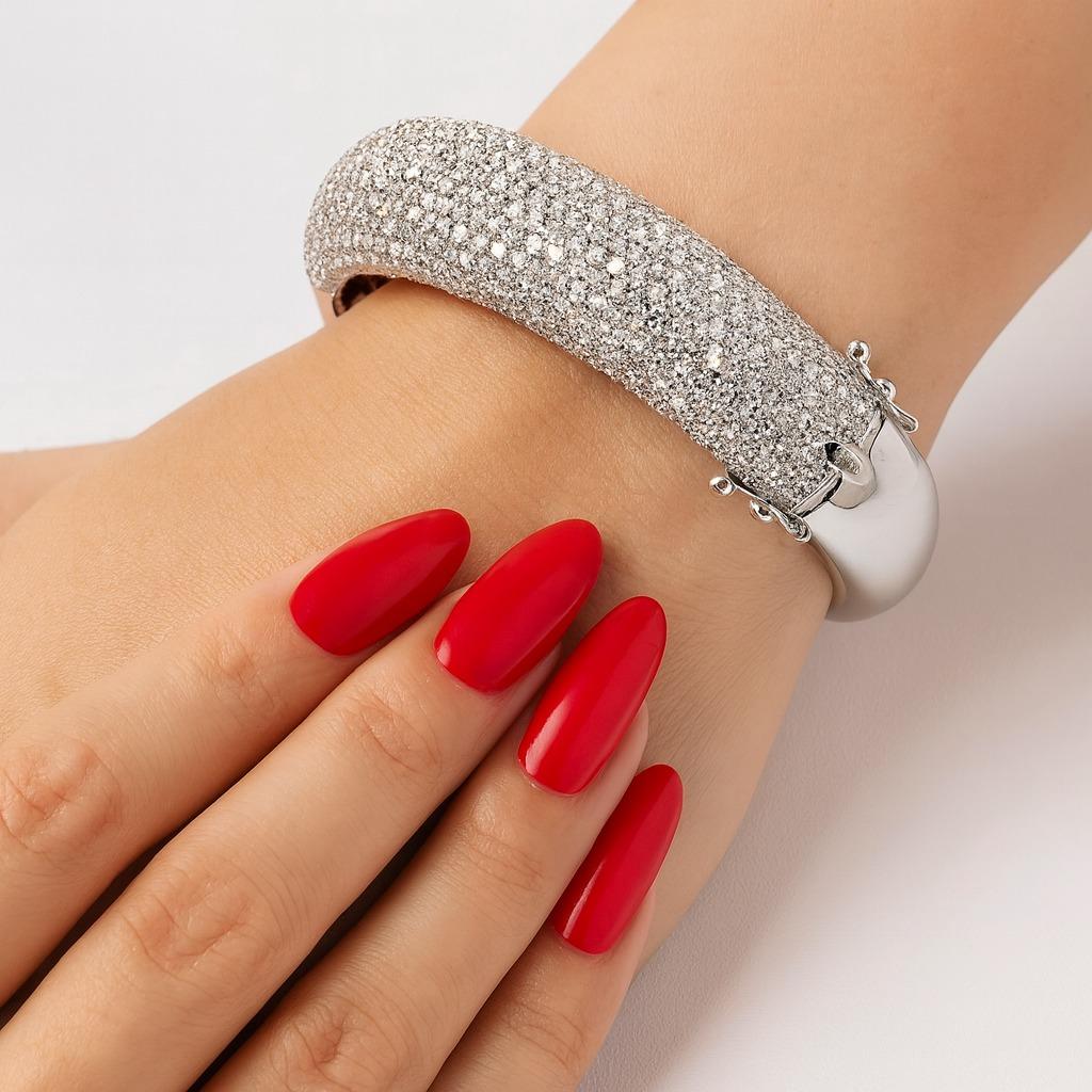 Taille ronde Bracelet avec grappe de diamants naturels de taille ronde en vente