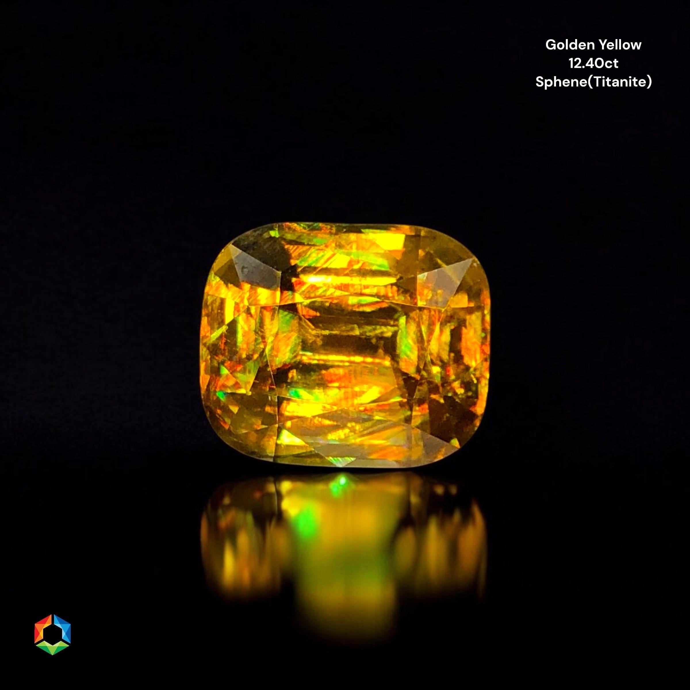 Questo splendido sfene giallo oro da 12,40 carati, tagliato in un perfetto cuscino a gradini, abbaglia con il suo ardente gioco di colori e la sua purezza VS. Un tesoro raro che brilla come la luce del sole, pronto a conquistare il cuore di ogni