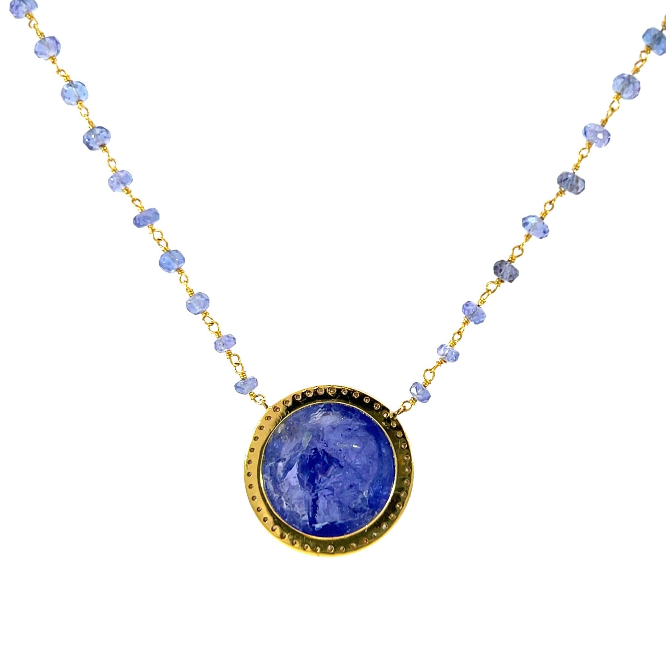 Round Cut Beautiful natural tanzanite necklace with diamonds For Sale