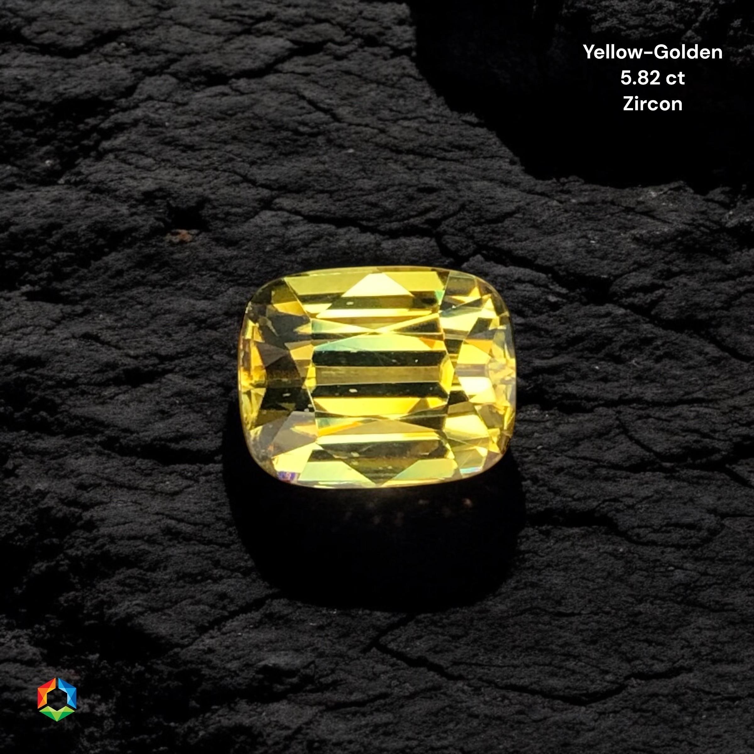 Irradia una pura brillantezza dorata! Questo splendido zircone cambogiano con taglio a cuscino a gradini risplende nella sua bellezza naturale, senza alcun trattamento e con sole inclusioni VVS. Un vero e proprio capolavoro della natura, perfetto