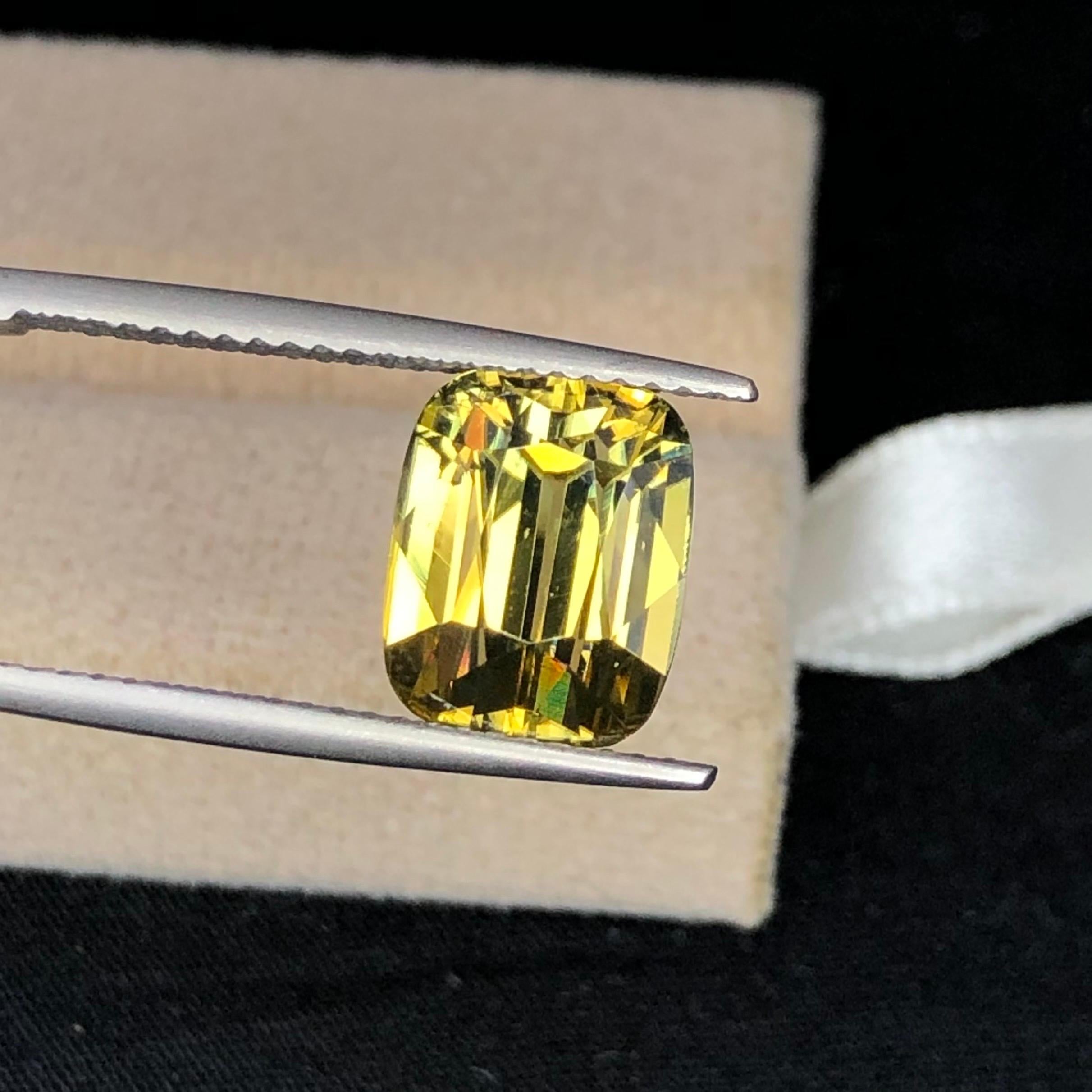 Taglio cuscino Bellissimo zircone naturale 5,82ct Step Cushion vvs Giallo Oro in vendita
