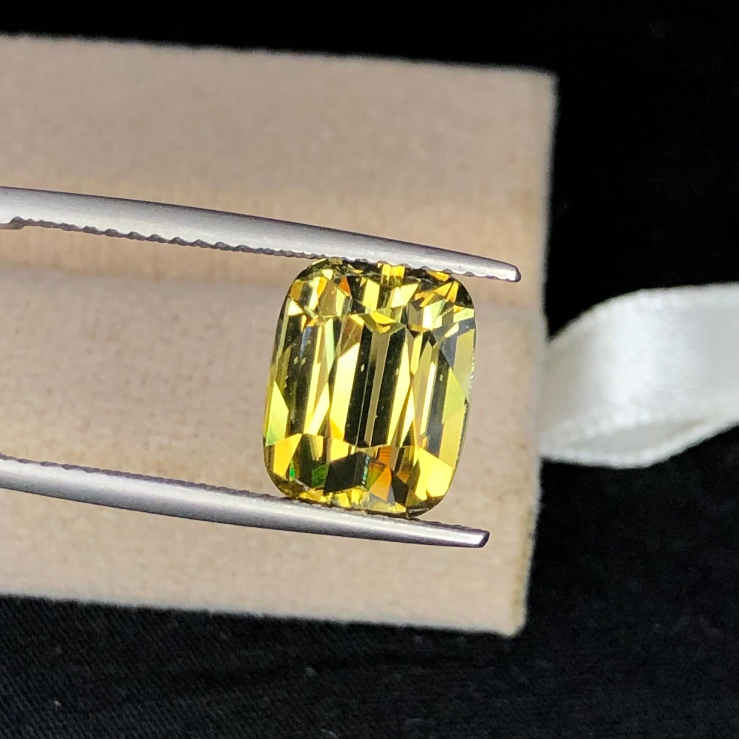 Bellissimo zircone naturale 5,82ct Step Cushion vvs Giallo Oro In condizioni Nuovo in vendita a Bangkok, TH