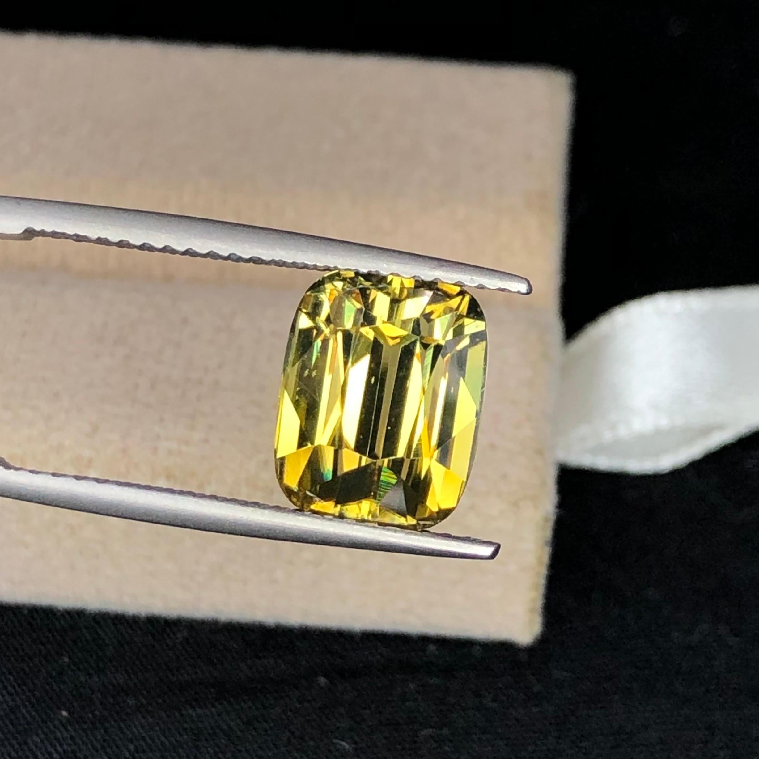 da uomo o donna Bellissimo zircone naturale 5,82ct Step Cushion vvs Giallo Oro in vendita