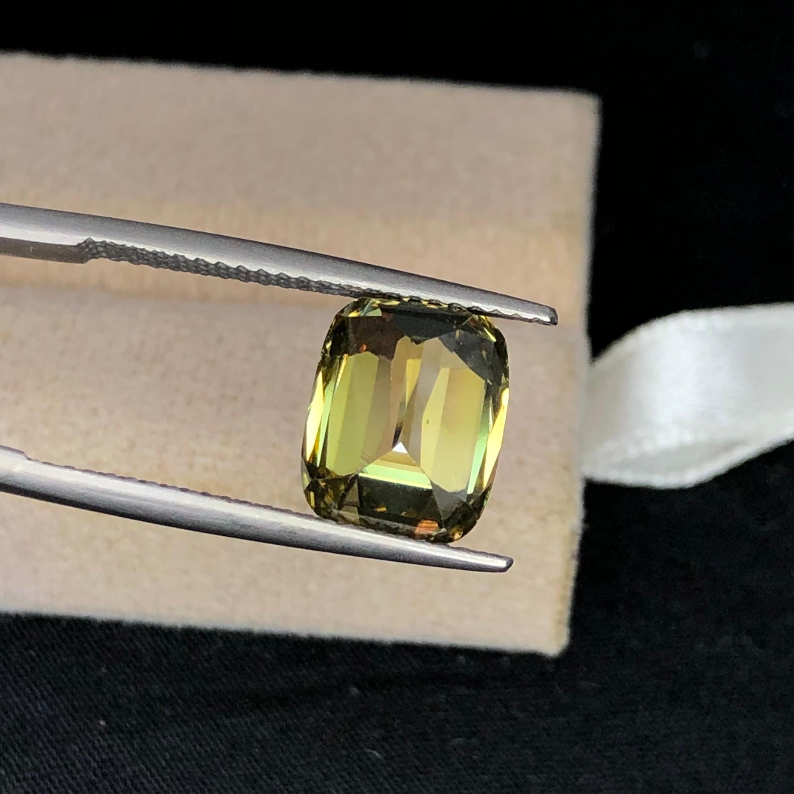 Bellissimo zircone naturale 5,82ct Step Cushion vvs Giallo Oro in vendita 1